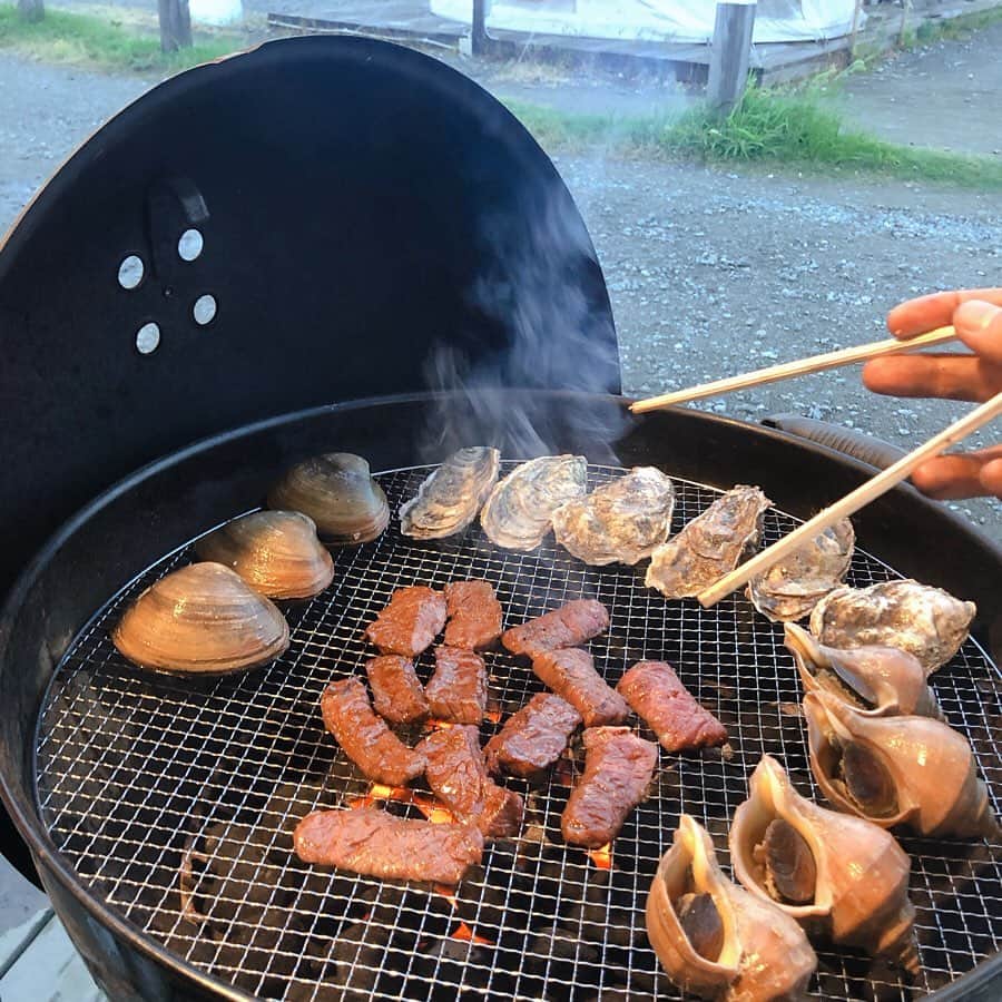 磯部奈央さんのインスタグラム写真 - (磯部奈央Instagram)「BBQ〜♡ . お盆休み、終わってしまいましたね🙄 . 今年は遠出せず、のんびりと過ごしていたのですが、やっぱり夏らしいことはしたいから、昨日は主人やら含む仲良しメンバーでバーベキューしました🍖 . バーベキュー会場のお料理の他に、今年も厚岸漁業組合エーウロコ @a_uroko の海鮮をお取り寄せしたり、お気に入りの焼肉屋さんのお肉を注文したりして、豪華バーベキューにしました😋☀️ . 毎年、厚岸漁業組合エーウロコの食材の立派さと美味しさに驚かされるんだけど、北海道ならではの「エーウロコBBQセット」の時しらずやホッケの大きさにもびっくりしたー😍✨ . 丸えもんやつぶ貝、ビッグサイズはまぐり、焼きイカなどなど…🦑 美味しさも最高でした♡ . 締めは焼きそば&カレー🍛を作ったんだけど、これらの食材を投入した締めも、これまた絶品すぎた…💘 . 楽しい仲間とおいしいBBQ、最高の夏の思い出が増えました😍😍😍 夏の思い出をと実現してくれた主人にも、メンバー全員に感謝♡ . . . #BBQ #バーベキュー #豊洲 #豊洲BBQ  #ワイルドマジック #エーウロコ #エーウロコのBBQセット #厚岸glam #厚岸BBQ #厚岸バーベキュー #時しらず」8月16日 19時59分 - nao_isobe729