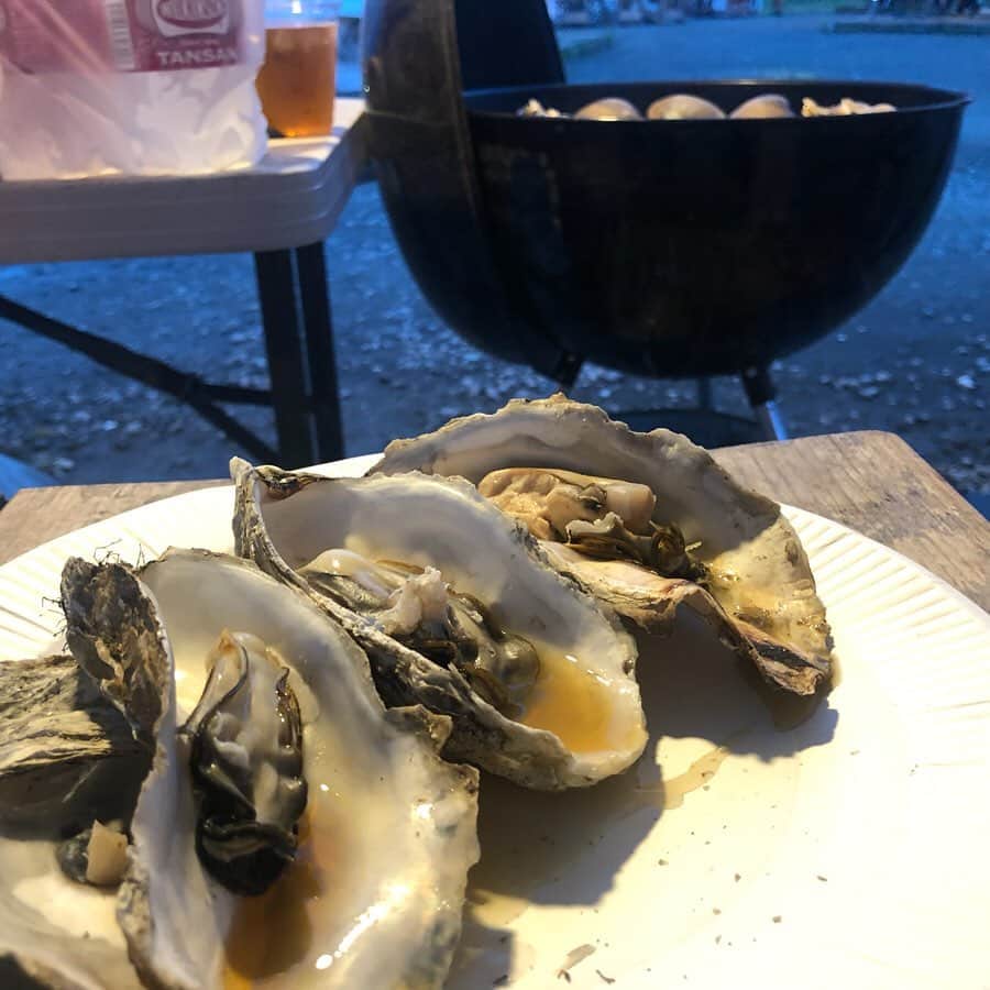 磯部奈央さんのインスタグラム写真 - (磯部奈央Instagram)「BBQ〜♡ . お盆休み、終わってしまいましたね🙄 . 今年は遠出せず、のんびりと過ごしていたのですが、やっぱり夏らしいことはしたいから、昨日は主人やら含む仲良しメンバーでバーベキューしました🍖 . バーベキュー会場のお料理の他に、今年も厚岸漁業組合エーウロコ @a_uroko の海鮮をお取り寄せしたり、お気に入りの焼肉屋さんのお肉を注文したりして、豪華バーベキューにしました😋☀️ . 毎年、厚岸漁業組合エーウロコの食材の立派さと美味しさに驚かされるんだけど、北海道ならではの「エーウロコBBQセット」の時しらずやホッケの大きさにもびっくりしたー😍✨ . 丸えもんやつぶ貝、ビッグサイズはまぐり、焼きイカなどなど…🦑 美味しさも最高でした♡ . 締めは焼きそば&カレー🍛を作ったんだけど、これらの食材を投入した締めも、これまた絶品すぎた…💘 . 楽しい仲間とおいしいBBQ、最高の夏の思い出が増えました😍😍😍 夏の思い出をと実現してくれた主人にも、メンバー全員に感謝♡ . . . #BBQ #バーベキュー #豊洲 #豊洲BBQ  #ワイルドマジック #エーウロコ #エーウロコのBBQセット #厚岸glam #厚岸BBQ #厚岸バーベキュー #時しらず」8月16日 19時59分 - nao_isobe729