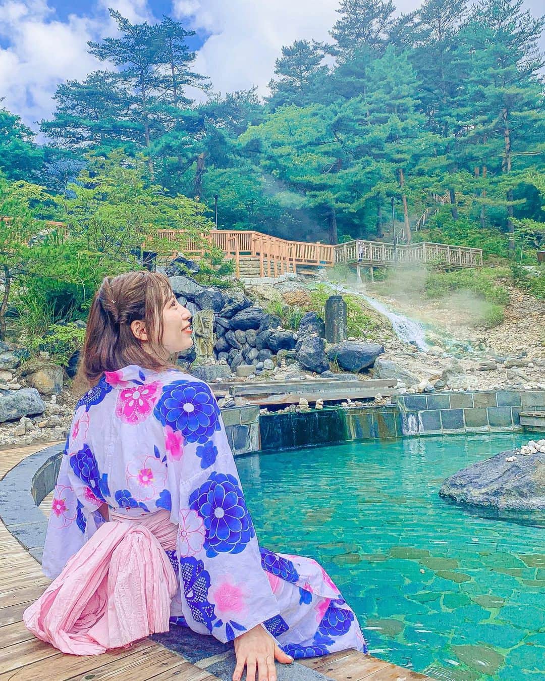 和希詩織さんのインスタグラム写真 - (和希詩織Instagram)「♨️👘 #gunma #kusatsu . . 草津旅の続き🚌 西の河原公園の足湯めちゃくちゃキレイ👏 大自然の中でリラックス🤤 . . 西の河原公園の鳥居もキレイで写真スポットだね🤳 . . 街ぶらしながら草津温泉感謝祭が始まるの待ってたの😆 浴衣で街を散策って温泉地の醍醐味だよね〜👘✨ . . 大自然は心洗われるなぁ🤤❤️ . . . . . . . #PR#草津温泉#草津温泉感謝祭#tabijo#旅したくなるフォト」8月16日 20時00分 - kazukishiori