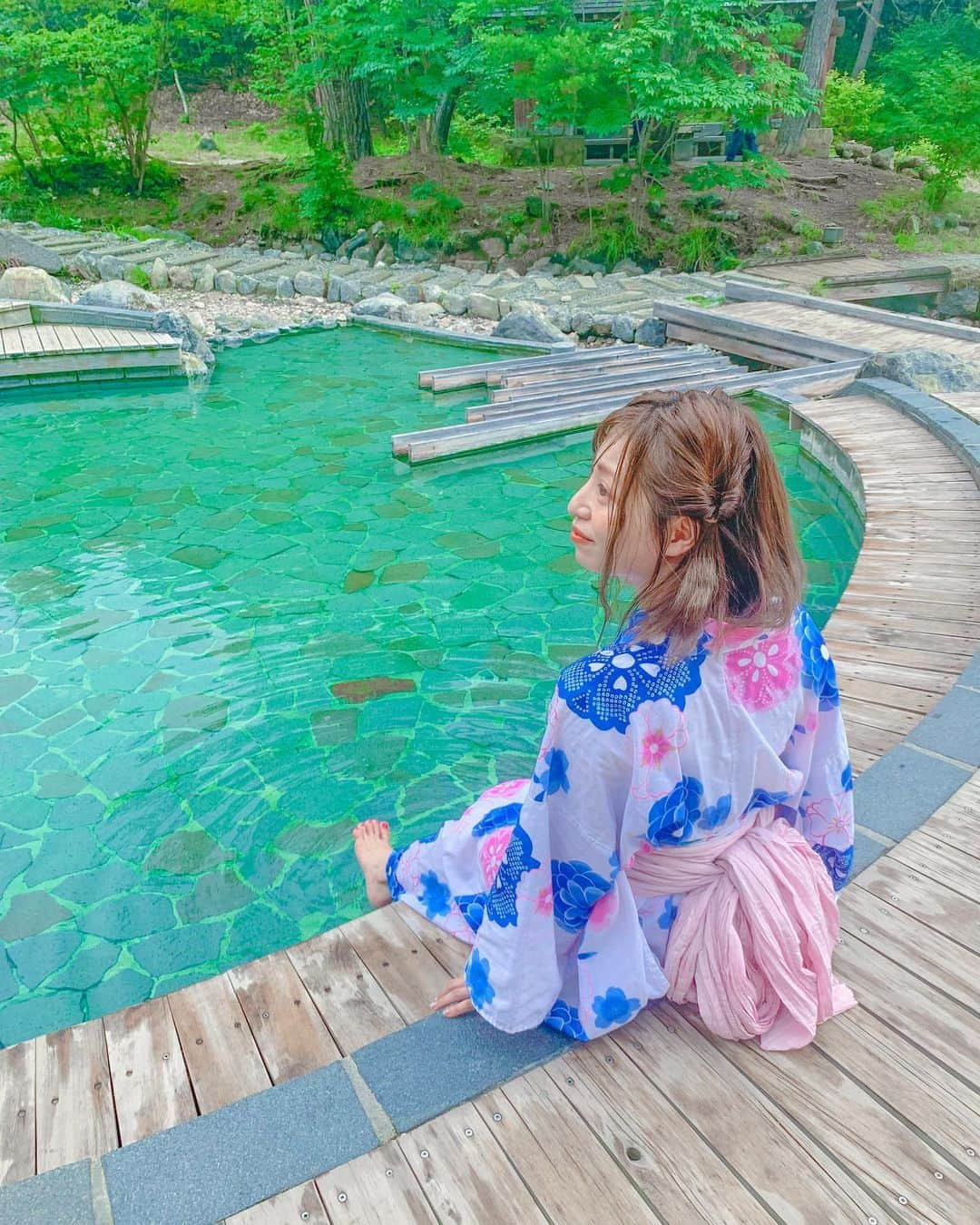 和希詩織さんのインスタグラム写真 - (和希詩織Instagram)「♨️👘 #gunma #kusatsu . . 草津旅の続き🚌 西の河原公園の足湯めちゃくちゃキレイ👏 大自然の中でリラックス🤤 . . 西の河原公園の鳥居もキレイで写真スポットだね🤳 . . 街ぶらしながら草津温泉感謝祭が始まるの待ってたの😆 浴衣で街を散策って温泉地の醍醐味だよね〜👘✨ . . 大自然は心洗われるなぁ🤤❤️ . . . . . . . #PR#草津温泉#草津温泉感謝祭#tabijo#旅したくなるフォト」8月16日 20時00分 - kazukishiori