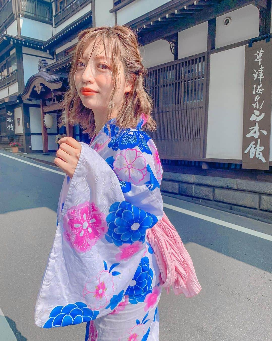 和希詩織さんのインスタグラム写真 - (和希詩織Instagram)「♨️👘 #gunma #kusatsu . . 草津旅の続き🚌 西の河原公園の足湯めちゃくちゃキレイ👏 大自然の中でリラックス🤤 . . 西の河原公園の鳥居もキレイで写真スポットだね🤳 . . 街ぶらしながら草津温泉感謝祭が始まるの待ってたの😆 浴衣で街を散策って温泉地の醍醐味だよね〜👘✨ . . 大自然は心洗われるなぁ🤤❤️ . . . . . . . #PR#草津温泉#草津温泉感謝祭#tabijo#旅したくなるフォト」8月16日 20時00分 - kazukishiori