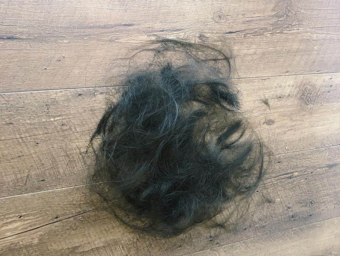 南波志帆さんのインスタグラム写真 - (南波志帆Instagram)「まだ夏のはじまりだった頃。髪の毛を20cm切って、染めました。ばっさり切ったのに、結構時が経ったいまでも誰からも気づかれていないという、スーパーロングヘアあるあるです。。笑 #✂️ #💇🏻‍♀️ #真顔」8月16日 20時08分 - nanbashiho