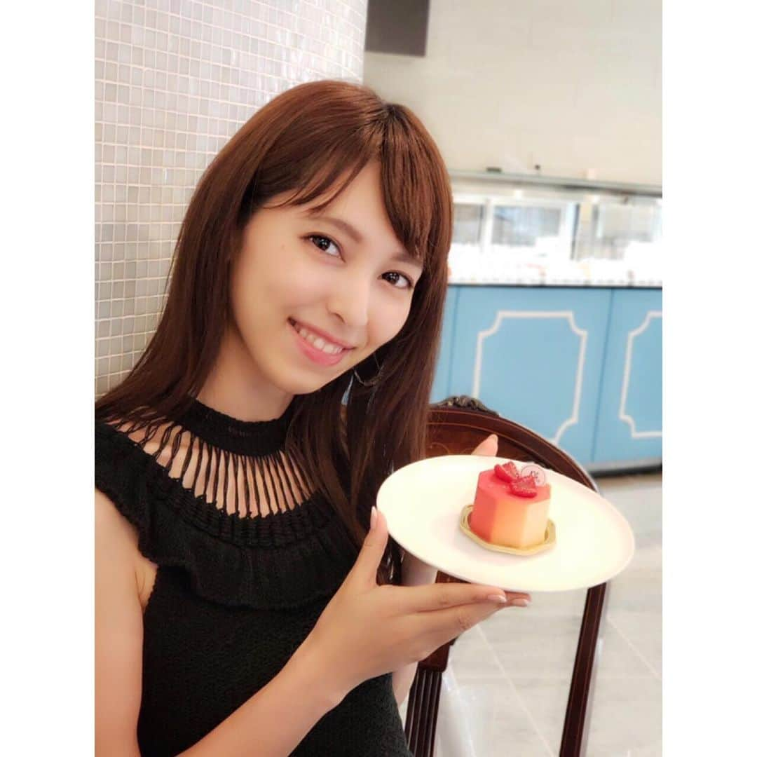 鹿野悠さんのインスタグラム写真 - (鹿野悠Instagram)「🍰💗✨ 暑くてもスイーツはかかせない😋 . お店の看板メニュー #バニーユフレーズ と 季節のフルーツ #タルトマングー を頂きました😳💕 . 食べログには 《フランス料理の巨匠アラン・デュカスが世界一と認めるセンス》 って書いてあった😳💓 そんなパティスリーが東京に3店舗もあるなんて嬉しい☺️ . . #代官山 #代官山カフェ #代官山スイーツ #パティスリー #patisserie #atsushihatae #波多江篤 #高輪 #高輪カフェ #用賀 #用賀カフェ #カフェ巡り #おすすめカフェ #petitesgateaux #スイーツ巡り #穴場カフェ #スイーツ好きな人と繋がりたい #甘党女子 #アランデュカス #alainducasse #かのはるカフェ巡り」8月16日 19時53分 - harukano1204