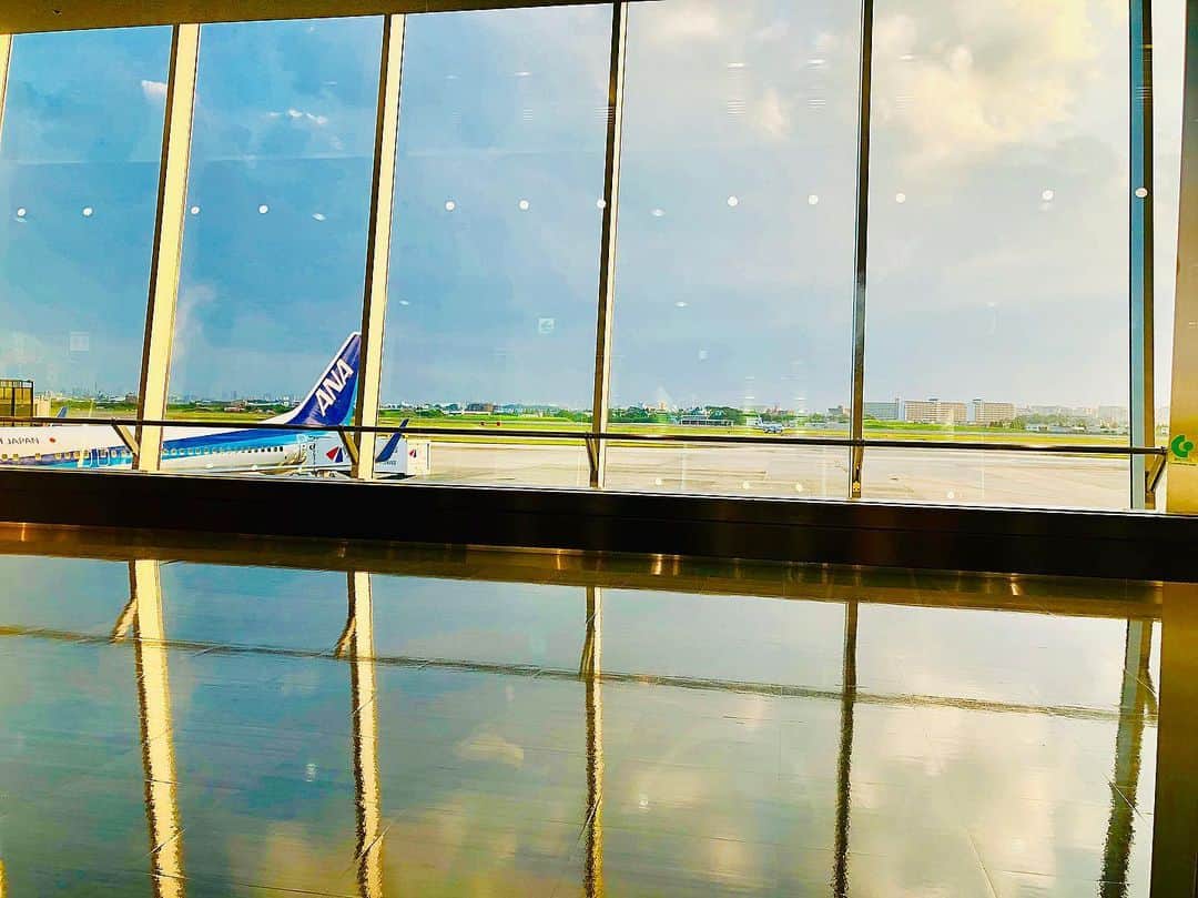 黒田絢子さんのインスタグラム写真 - (黒田絢子Instagram)「airport...✈️ 飛行機で台本読もうと思ったんやけど 一瞬で着くからさ♪ ただいま♡ . . #伊丹空港 #空港 #飛行機 #airport」8月16日 19時56分 - ayakokuroda_official