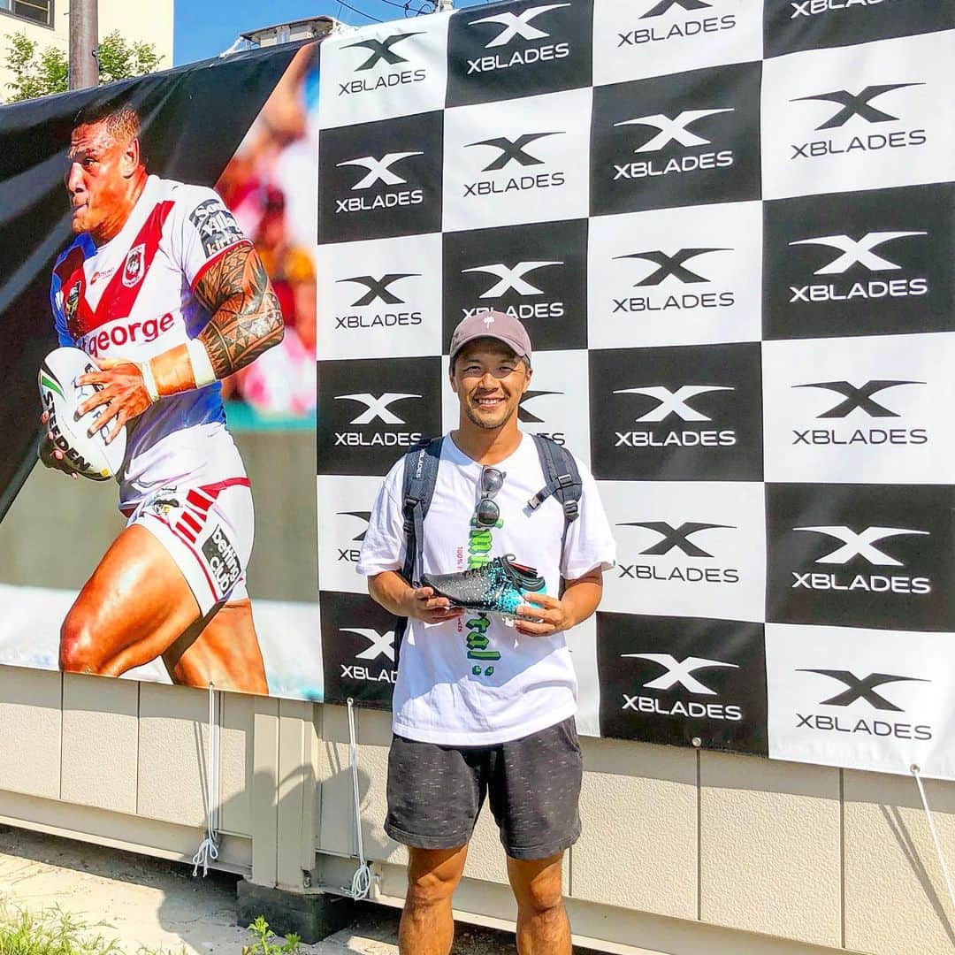 君島良夫のインスタグラム：「【 XBLADES 菅平店へ】 スポンサードしていただいている #エックスブレイズ の菅平ショップへ。スパイクを中心に、ボールやウェア、菅平限定商品など豊富なラインナップでした。 キッカーは特に軸足が芝生を噛まないと良いキックが蹴れません。体重の重いラグビー選手にはサッカースパイクのスタッドでは不十分だと思います。XBladesのスパイクで、安定したキックを蹴れるように練習しましょう。 #XBladesJp 要チェックです！  Visited XBlades Japan official store in Sugadaira. Thanks for your support @xbladesrugbyjp and for being the reason I work hard. - @japan_elite_kicking -」
