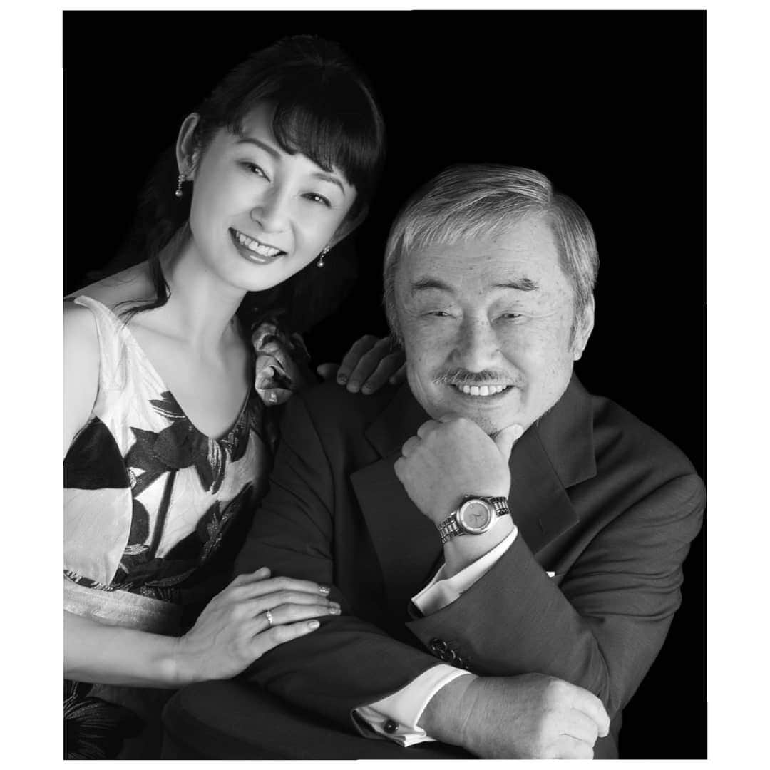 風花舞さんのインスタグラム写真 - (風花舞Instagram)「ダイヤモンド・プリンセス乗船中、船内のフォトスタジオでプロのカメラマンに父と2人で家族写真を撮ってもらいました。  外国人のカメラマンで、ライティングにこだわった白黒写真、1枚1枚撮影ごとに、すべてポーズをつけてくれます。  そんな写真を撮ったことのない父は、カメラマンの指示にいちいち戸惑っていましたが😂  カメラマン「パパさーん(父はクルーの皆さんにパパさーんと呼ばれていた)、smile～🎵」 父「…もぅ笑わなーい」  ウケるやり取り満載😂 最初は父も頑張ってsmileしてたんですけどね、普段そんなニコニコ笑って写真撮る人じゃないから、恥ずかしかったのか、顔の筋肉が疲れちゃったのか😂  でも私よりも断然写真写りがよく、父1人撮りの写真も素敵なものばかりでした。 ナンダカンダ言ってたわりに、出来上がった写真のクオリティにはご満悦のようだったので、結果オーライということで😁  指示されるポーズが、なかなか日本の写真館やカメラマンからは指示されないようなものが多く、出来上がった写真を見て、「海外映画やドラマに出てくる家族写真の距離感だなぁ」と、そんな発見もあり。  何はともあれ、素敵な思い出が沢山できた初の船旅でした🚢  #ダイヤモンドプリンセス#ダイヤモンドプリンセス号#フォトスタジオ#プラチナスタジオ#プロカメラマン#撮影#記念#白黒写真#家族写真#ポージング#指示に#父、戸惑う😂」8月16日 20時08分 - kazahanamai_official