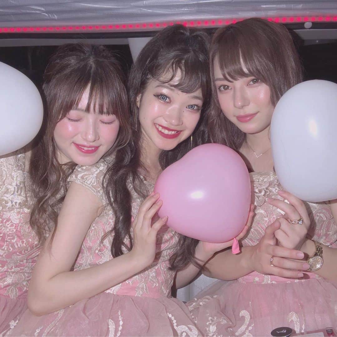 青木菜花のインスタグラム：「.﻿ .﻿ リムジンパーティー🎉♡﻿ 人生で一度はしてみたかった！！！﻿ .﻿ .﻿ #リムジンパーティー #リムジン女子会 #レインボーブリッジ #東京タワー #instagood #instalike #l4l」