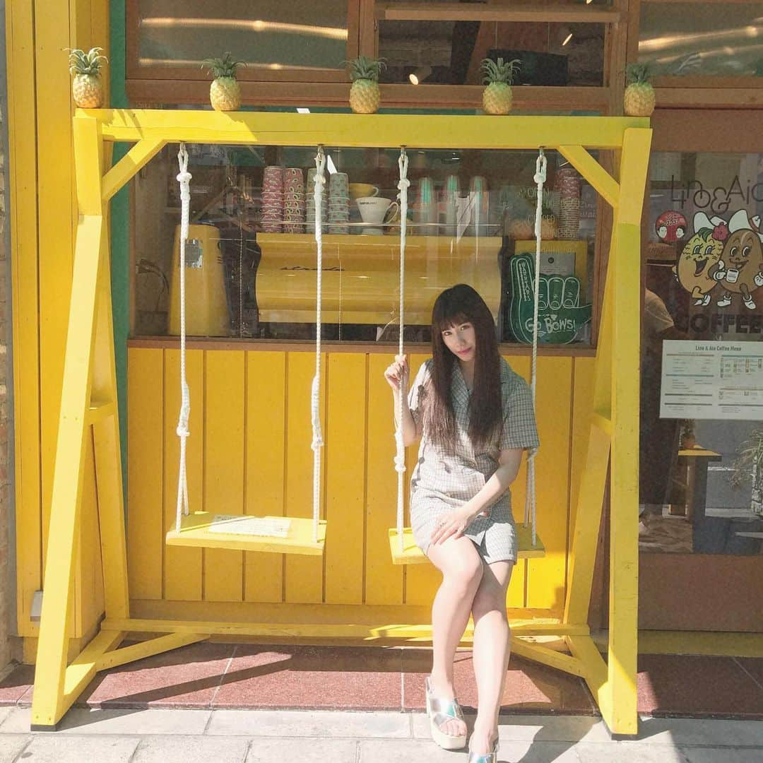 石田優美さんのインスタグラム写真 - (石田優美Instagram)「﻿ ﻿ ﻿ ﻿ ﻿ 💛🍍🤙🌴 ﻿ ﻿ ﻿  Lino&Aia Coffee<（リノアンドアイアコーヒー） ﻿ ﻿ ﻿ ﻿ #映えスポット﻿ #難波 ﻿ #幸せの黄色いブランコ﻿ #タピオカ」8月16日 20時02分 - yu_mi_1012