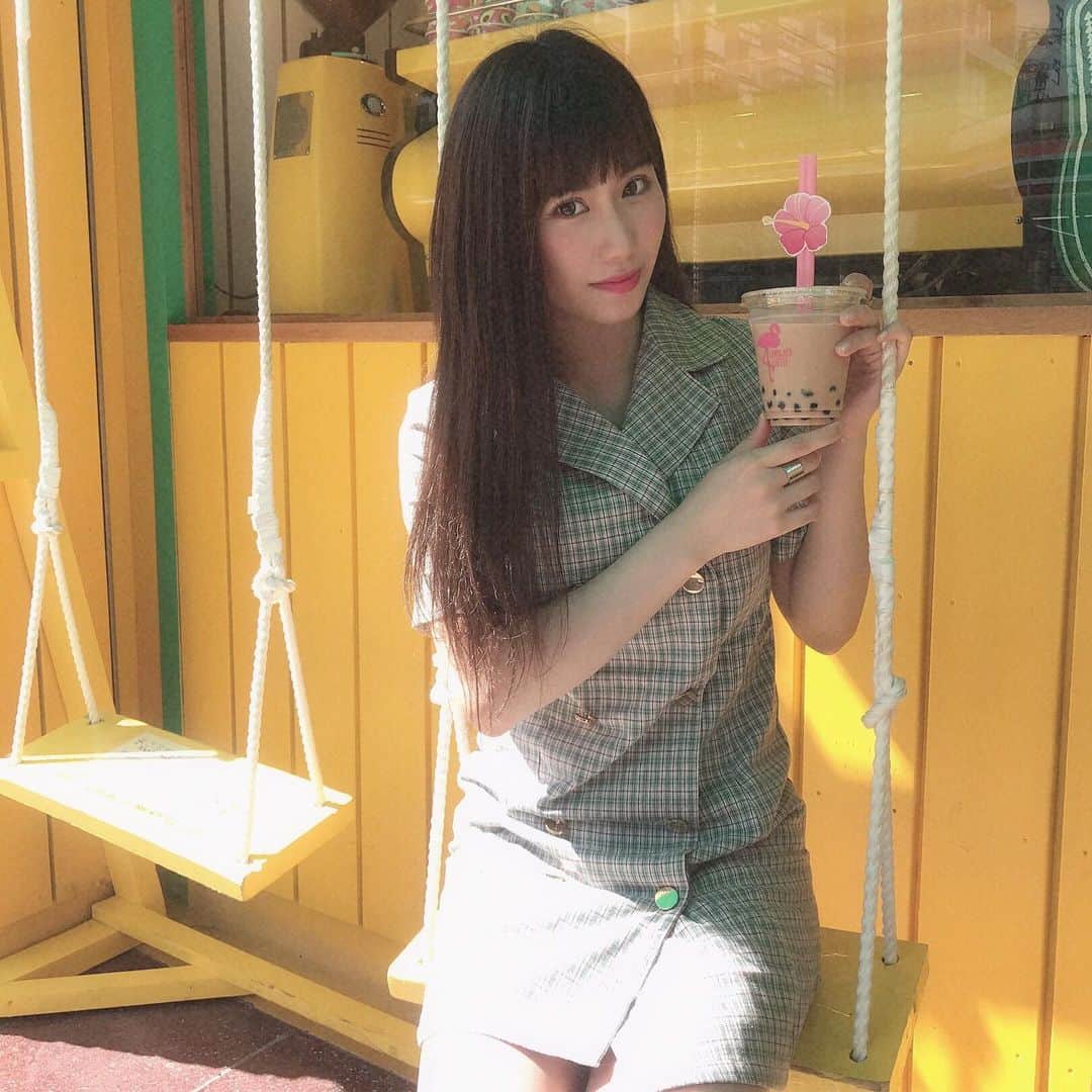 石田優美さんのインスタグラム写真 - (石田優美Instagram)「﻿ ﻿ ﻿ ﻿ ﻿ 💛🍍🤙🌴 ﻿ ﻿ ﻿  Lino&Aia Coffee<（リノアンドアイアコーヒー） ﻿ ﻿ ﻿ ﻿ #映えスポット﻿ #難波 ﻿ #幸せの黄色いブランコ﻿ #タピオカ」8月16日 20時02分 - yu_mi_1012