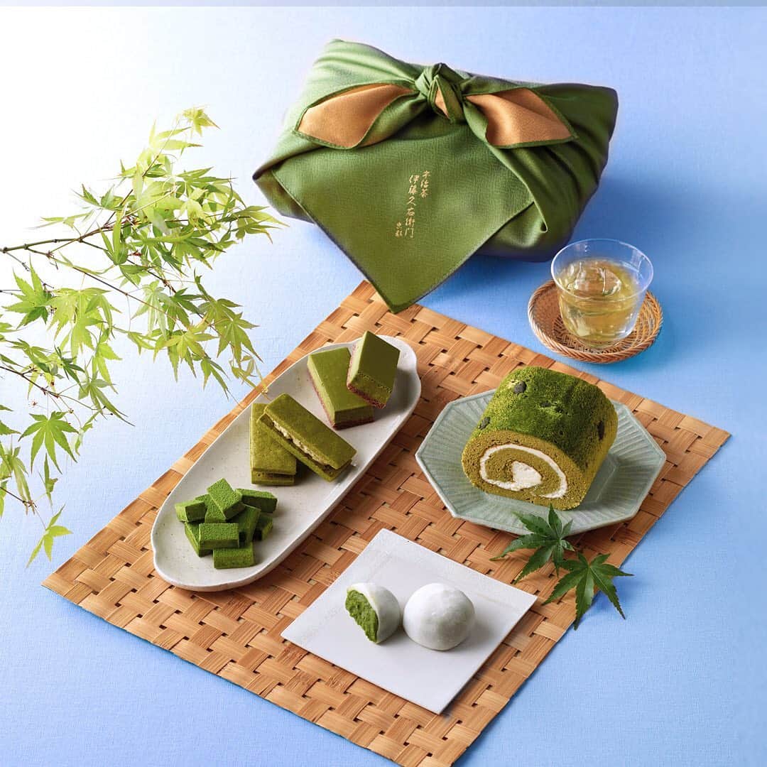 のインスタグラム：「*** その日の気分なんて その日にならないとわからないもので。  だから その日に食べるものも きっとその日に決めるのが一番。  今日は煎茶のおともに、だいふくを。 今日はコーヒーにも合う、ロールケーキを。  はたまた今日は、 生チョコレートを口の中でゆっくり溶かしながら ゆっくりと流れる時間を過ごしたりして。  宇治が薫る抹茶スイーツ、 その日の気分にあわせてお選びいただけるよう、 冷凍便にてお届けします。  大切なあの人にも。 自分へのご褒美にも。  #伊藤久右衛門#京都#宇治#祇園#京都カフェ#宇治カフェ#祇園カフェ#京都カフェ巡り#抹茶#抹茶スイーツ#抹茶好き#抹茶チーズケーキ#抹茶ロールケーキ#抹茶大福#生チョコレート#itohkyuemon#kyoto#uji#gion#matcha#matchasweets#matchalover#宇治薫る抹茶スイーツ竹かごセット」