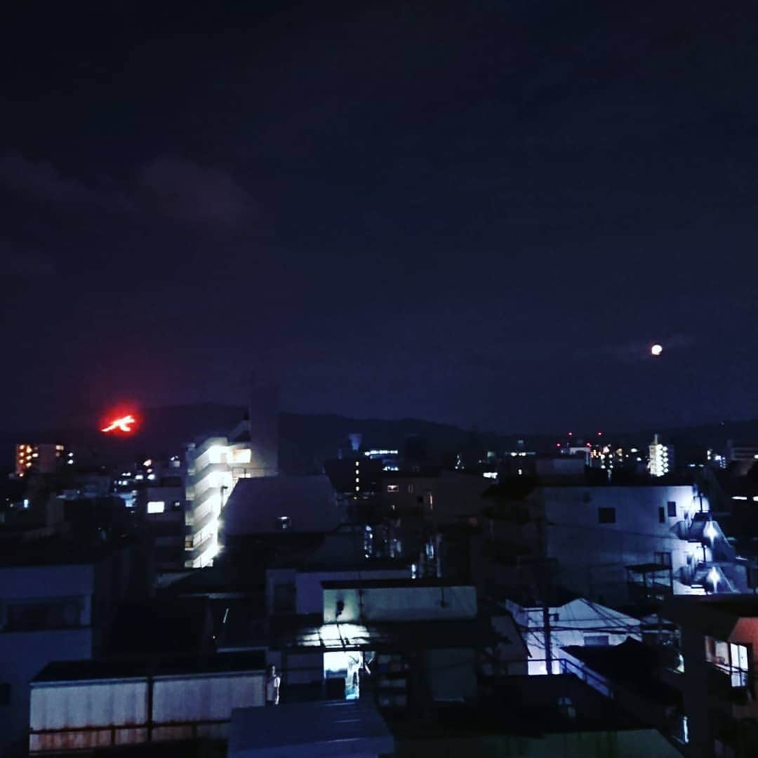 のインスタグラム：「家から仰ぐ満月と大文字。 京都に住んでて良かった！ ご先祖さま、安心してお戻りくださいー！ #大文字 #五山送り火 #満月」