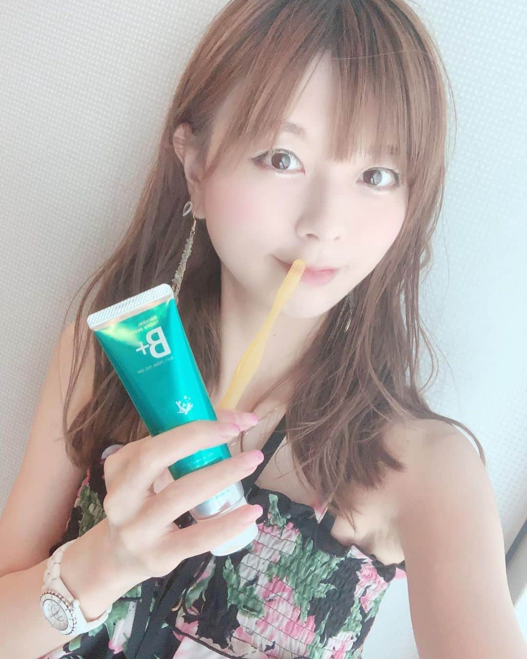 satomiさんのインスタグラム写真 - (satomiInstagram)「最近知覚過敏気味なので歯科医院専売品 B+（ビープラス）の歯磨き粉愛用中～♡ * * 保存料を含まず、しかも歯が削れる研磨剤も入っていないため歯にも体にも優しい歯磨き粉なんです🦷 さらにホワイトニング後の歯質強化、色素沈着予防だったりサプリメント成分補給を補給してくれる優れもの♡♡ * * アイスいっぱい食べたいから使いつづけよっと¨̮♡︎ * * #歯磨き粉#B +  #ビープラス #ビープラス歯磨き粉 #ホワイトニング #口元美人 #笑顔 #smile #asagakeで体験 #ホームホワイトニング @asagakecom」8月16日 20時17分 - saatoomii47