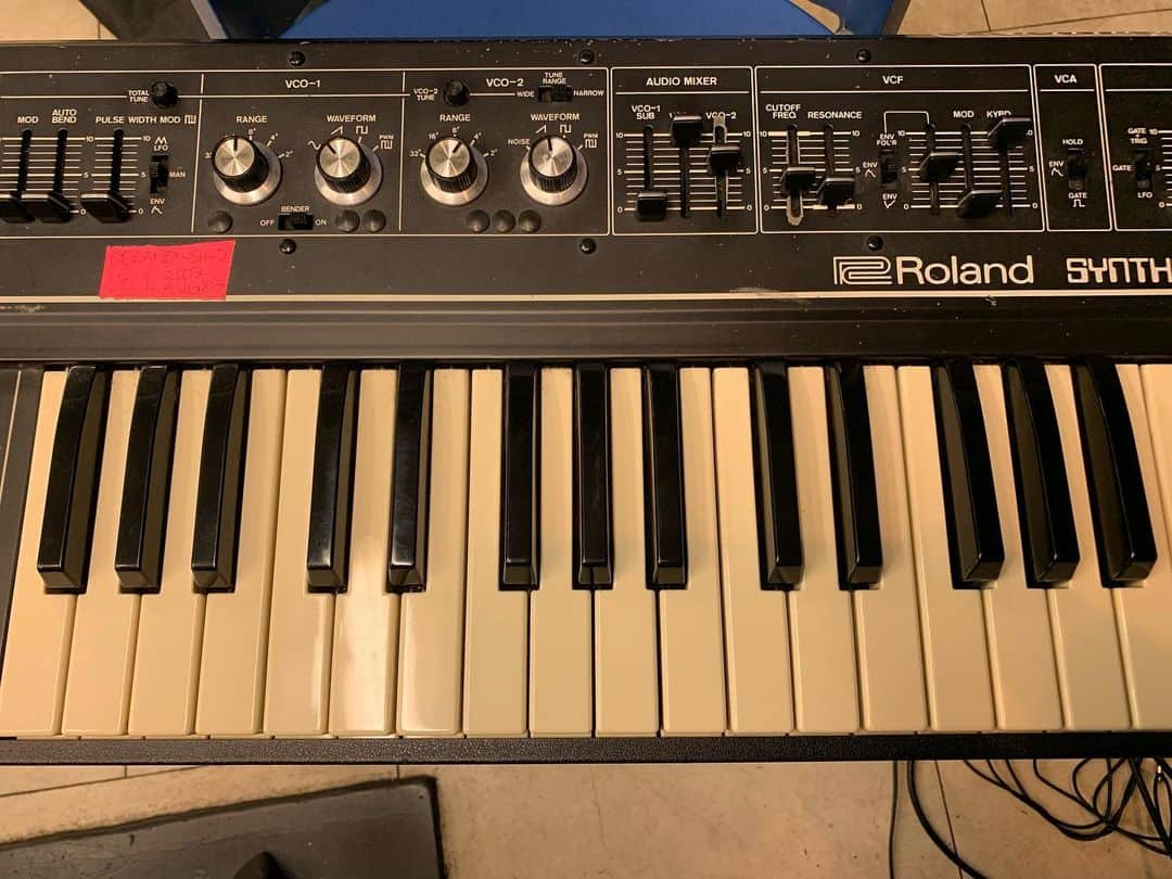 TGMX aka SYUTA-LOW TAGAMIさんのインスタグラム写真 - (TGMX aka SYUTA-LOW TAGAMIInstagram)「本当に名機だ。Roland sh-2 今宵はこの楽器を教えてくれたチャーベくんのを借りてREC。 僕の所持してる数台はどこへ…」8月16日 20時13分 - tgmx