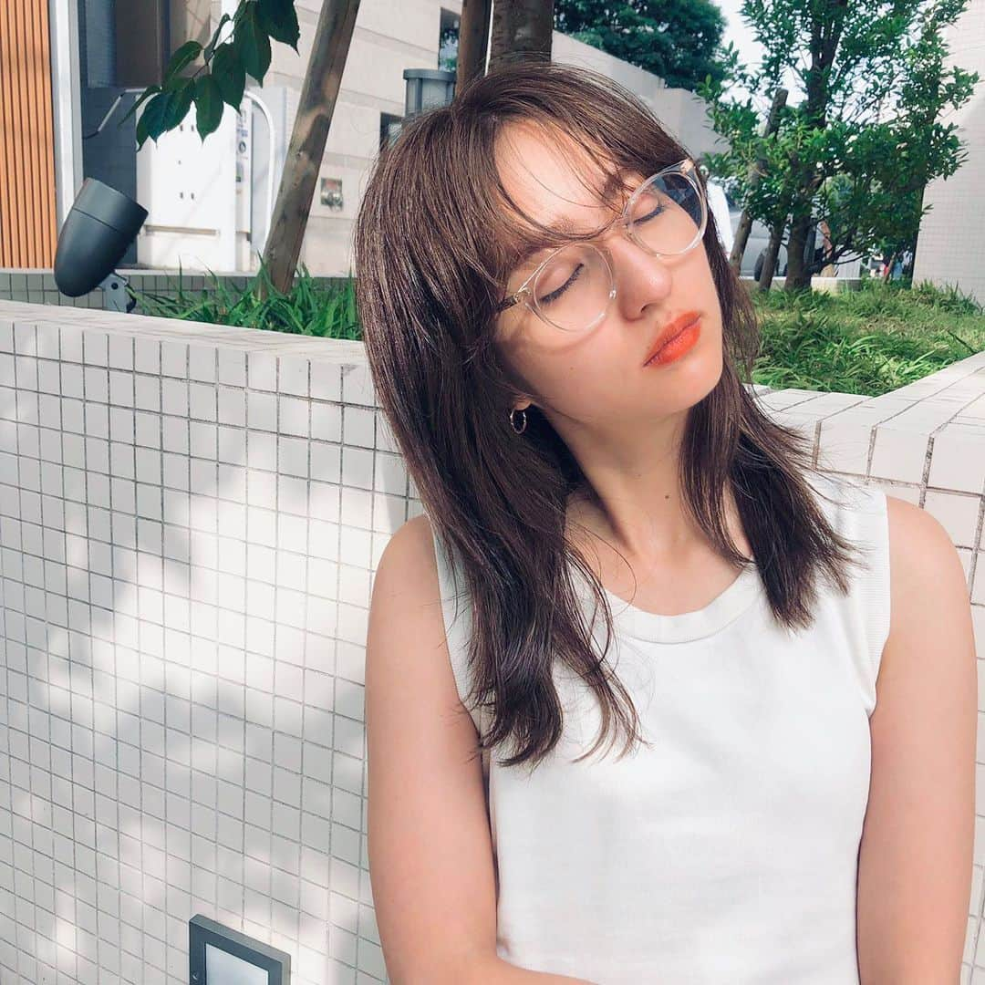 堀田茜さんのインスタグラム写真 - (堀田茜Instagram)「@kaneta.hair ありがとうございました🚶‍♂️ ここ最近美容院はずっと LOAVEかshima🍉 そしてお気に入りのめがねが手放せません @oliverpeoples  最高に楽しいある夏の日の終わりにお気に入りのサングラスを失くしたが、それもまた思い出。🕶 #あかねのしふく」8月16日 20時13分 - akanehotta