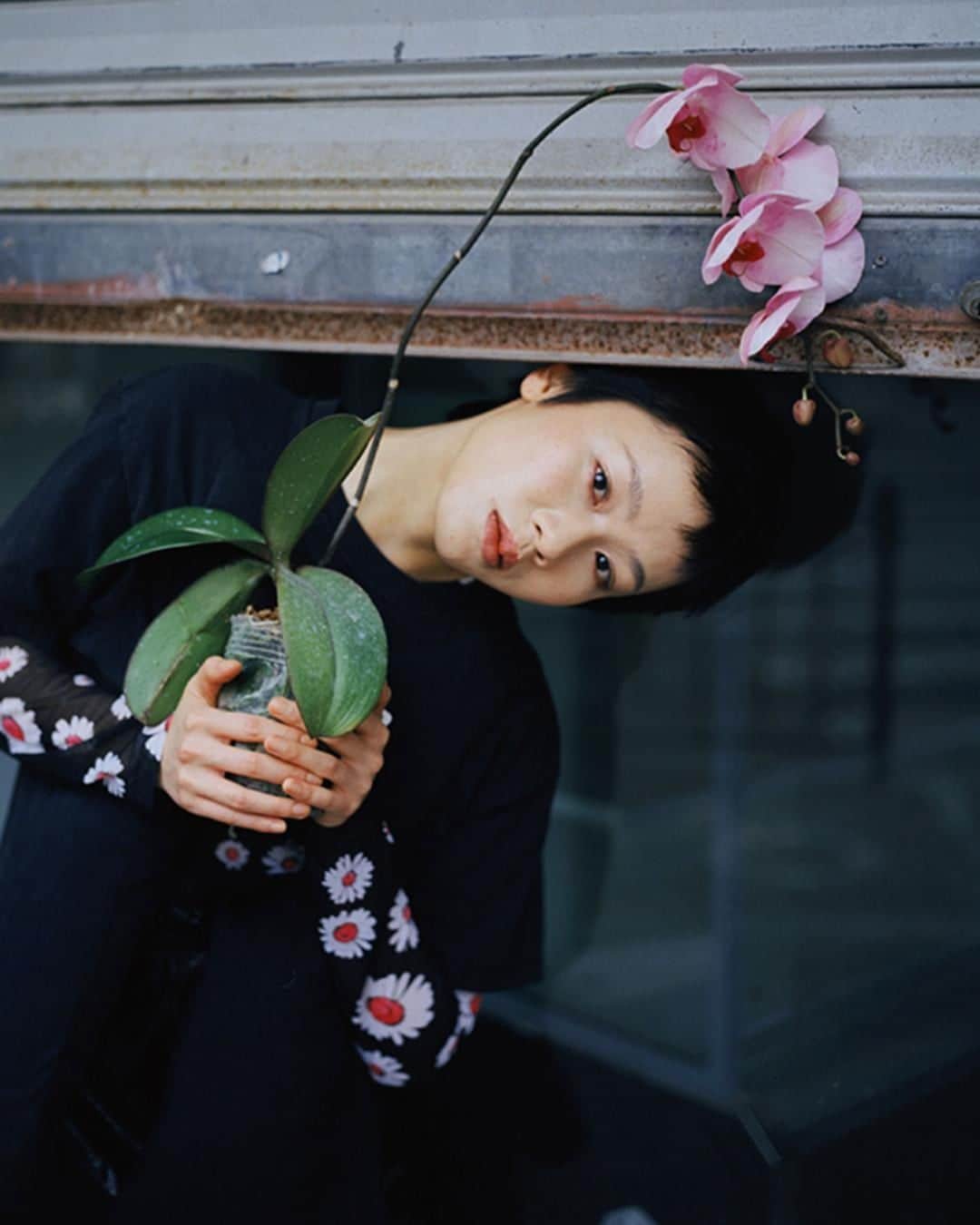 i-Dさんのインスタグラム写真 - (i-DInstagram)「“In a way it’s so simple... I just shoot things that I find beautiful.”⁣ 🌸⁣ ⁣⁣ Leslie Zhang is the Shanghai-based photographer rejecting European beauty ideals to create something unlike anything else being made in fashion right now.⁣⁣ ⁣⁣ Hit the link in bio to read his interview with i-D, and check out some more of his truly captivating work.⁣⁣ 🔗 ⁣⁣ [The Homegrown Issue, no. 355, Spring 2019.]⁣⁣ .⁣⁣ .⁣⁣ .⁣⁣ Text @ryandgwhite⁣⁣ Photography @lesliezhang1992⁣⁣ Model @sc_in_tii⁣⁣ #LeslieZhang #Photography #Fashion #Shanghai」8月16日 20時24分 - i_d