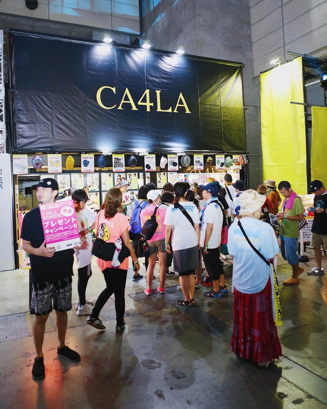 のインスタグラム：「summer sonic 2019 東京会場 幕張メッセにてCA4LAのブースを出展しています。 スペシャルアイテムの販売や景品が当たるハットキャッチャーで遊べますのでご来場の方はぜひお立ち寄りください！ . #ca4la #summersonic #summersonic2019 #サマソニ #サマソニファン」