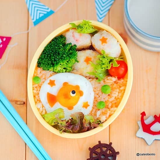 のインスタグラム：「ぷくぷくぷく。。。 うずらの目玉焼きに、﻿ 人参のヒレをつけたらかわいい金魚に。﻿ ﻿ こんなに暑い日はお魚さんになりたい😵😵😵 ﻿ (泳げないけど😝😝) ﻿ #弁当#foodstagram #yummy #obento  #bento #bentoexpo #japanesebento #instart #お弁当記録 #クッキングラム #料理好きな人と繋がりたい #おべんとう記録 #おべんとう作り楽しもう部 #お弁当  #bentomaker #キャラ弁#bentolover #おべんたぐらむ #ママリクッキング #息子弁当 #高校生弁当 #弁当 #便當  #お魚 ﻿ #oben365 #てづくりおべんと365 ﻿ ﻿ http://www.facebook.com/cuteobento﻿ http://cuteobento.blog.jp」