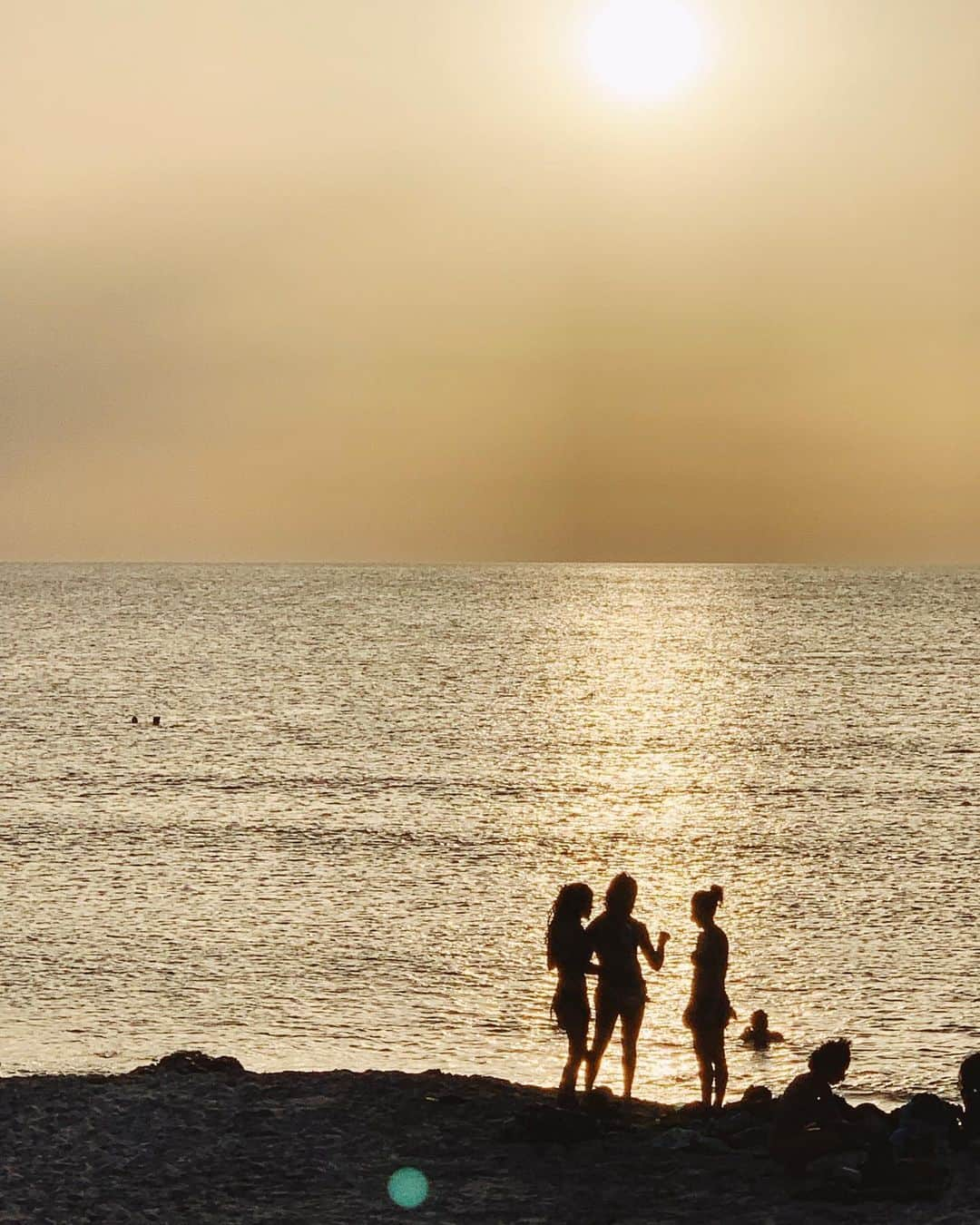 Carin Olssonさんのインスタグラム写真 - (Carin OlssonInstagram)「Summer evenings on the beach 💛」8月16日 20時27分 - parisinfourmonths