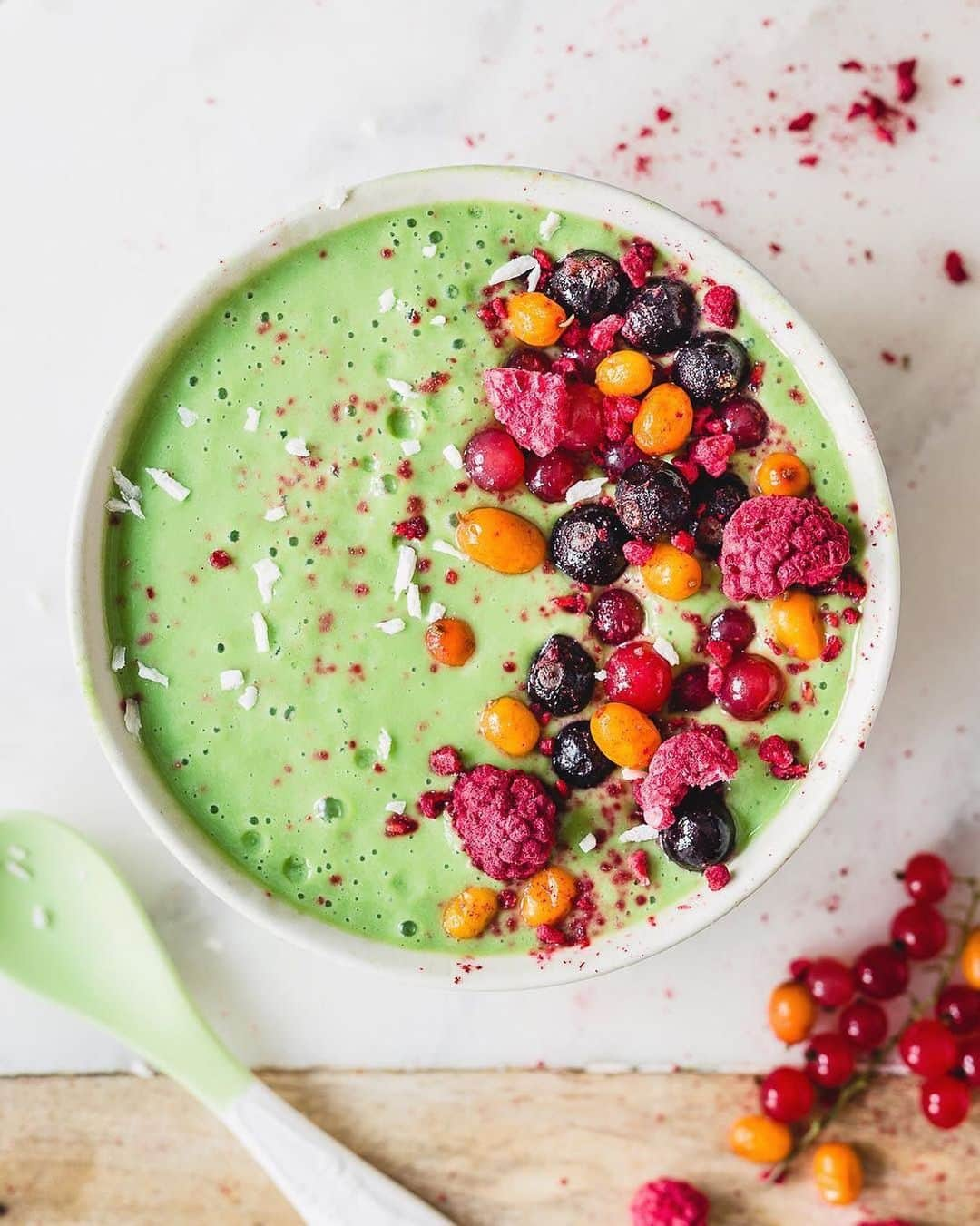 ケイラ・アイトサインズさんのインスタグラム写真 - (ケイラ・アイトサインズInstagram)「Ladies, who LOVES including things like spinach, spirulina or even avocado in their smoothie bowls?! There are so many benefits of a green bowl AND with the right flavour combinations they can also be delicious!⁣⁣ ⁣⁣ Here are some great ways to incorporate a little green goodness into your smoothie bowls: ⁣⁣ ⁣ ⁣⁣ ✅Ingredients like baby spinach and avocado have almost 'NO' flavour, especially when blended with sweet fruits like banana, berries, pineapple or mango. Baby spinach is a great source of iron and calcium which is so important for energy and bone health while avocado provides lots of healthy fats that are great for your skin, heart and more! ⁣⁣ ⁣⁣ ✅ Spirulina is an amazing plant-based protein source that is packed with antioxidants but does have a STRONG taste that not everyone loves. Any type of fruit will tone down the flavour, but it actually goes really well with cacao. Try combining spirulina with frozen banana, cacao powder and your choice of milk for a delicious chocolate smoothie option! ⁣⁣ ⁣⁣ ✅In just one serve of nut butter, you'll get a range of nutrients including protein, fibre, vitamins, minerals and healthy fats. It's also the perfect way to make green bowls taste great! Peanut butter in particular has a strong flavour so you only need a small amount of it to give your smoothie bowl for a super nutty taste!⁣⁣ ⁣⁣ Photo Credit: @myberryforest」8月16日 20時31分 - kayla_itsines