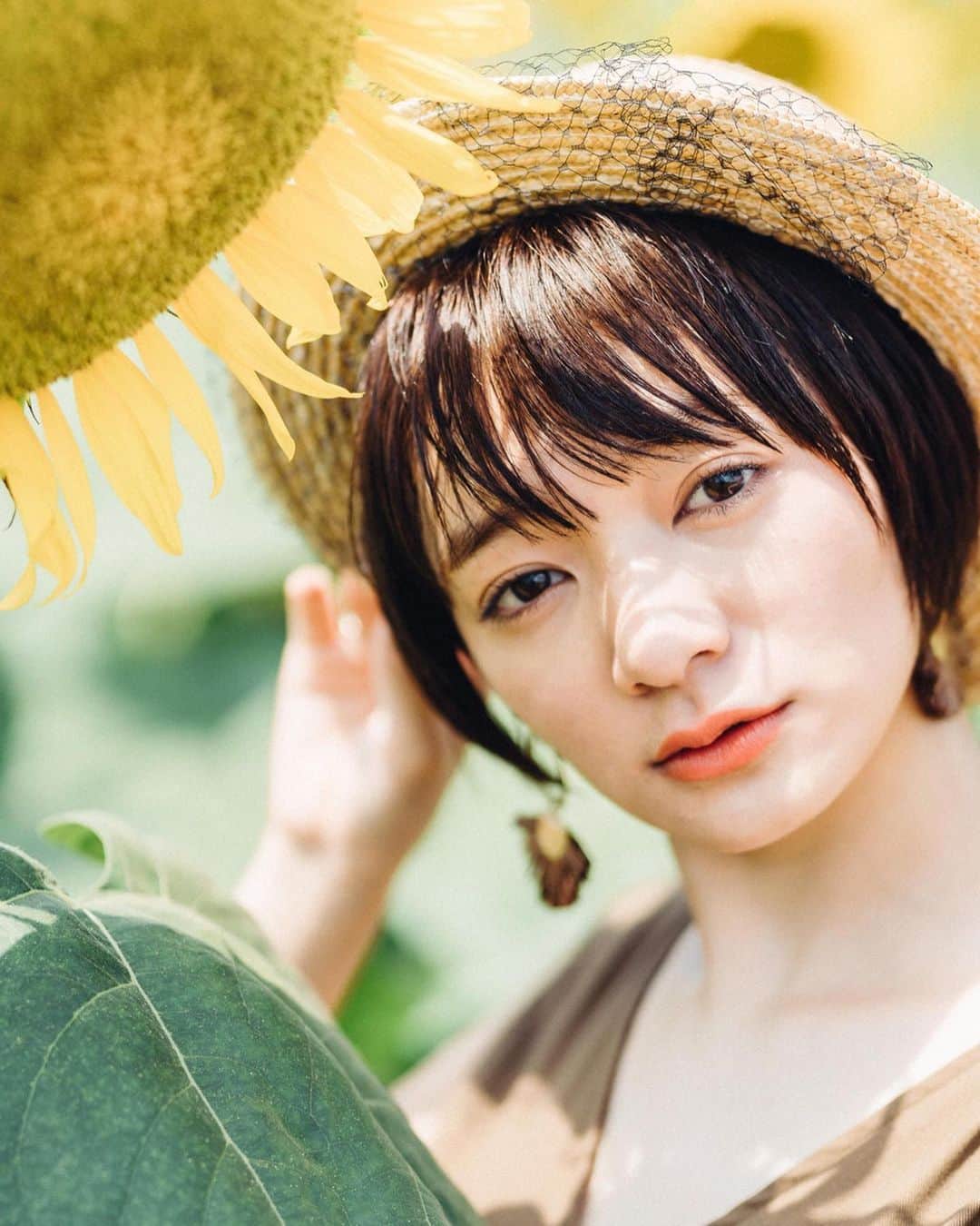 のインスタグラム：「. . 気付けば、もう8月も半分終わり。 皆さま、いかがお過ごしですか。 . 私は、見事にクーラーによる夏風邪ひきました。悲 (みんなも気をつけてね) . 写真は、先日ひまわり畑で、 暑い中頑張って撮ってくれたりょうくんによるものです🌻 @ryography_713 .  太陽みたいに照らしてくれる、1番大好きなお花。 . みんなは【夏の思い出】何か出来ましたかな？🎐 . . #photo#portrait#summer#sunflower#love#model#actress#shorthair#写真#夏#ひまわり#向日葵#太陽の花#ショート#麦わら帽子#オレンジメイク#夏の思い出##vivigirl#笛木陽子」