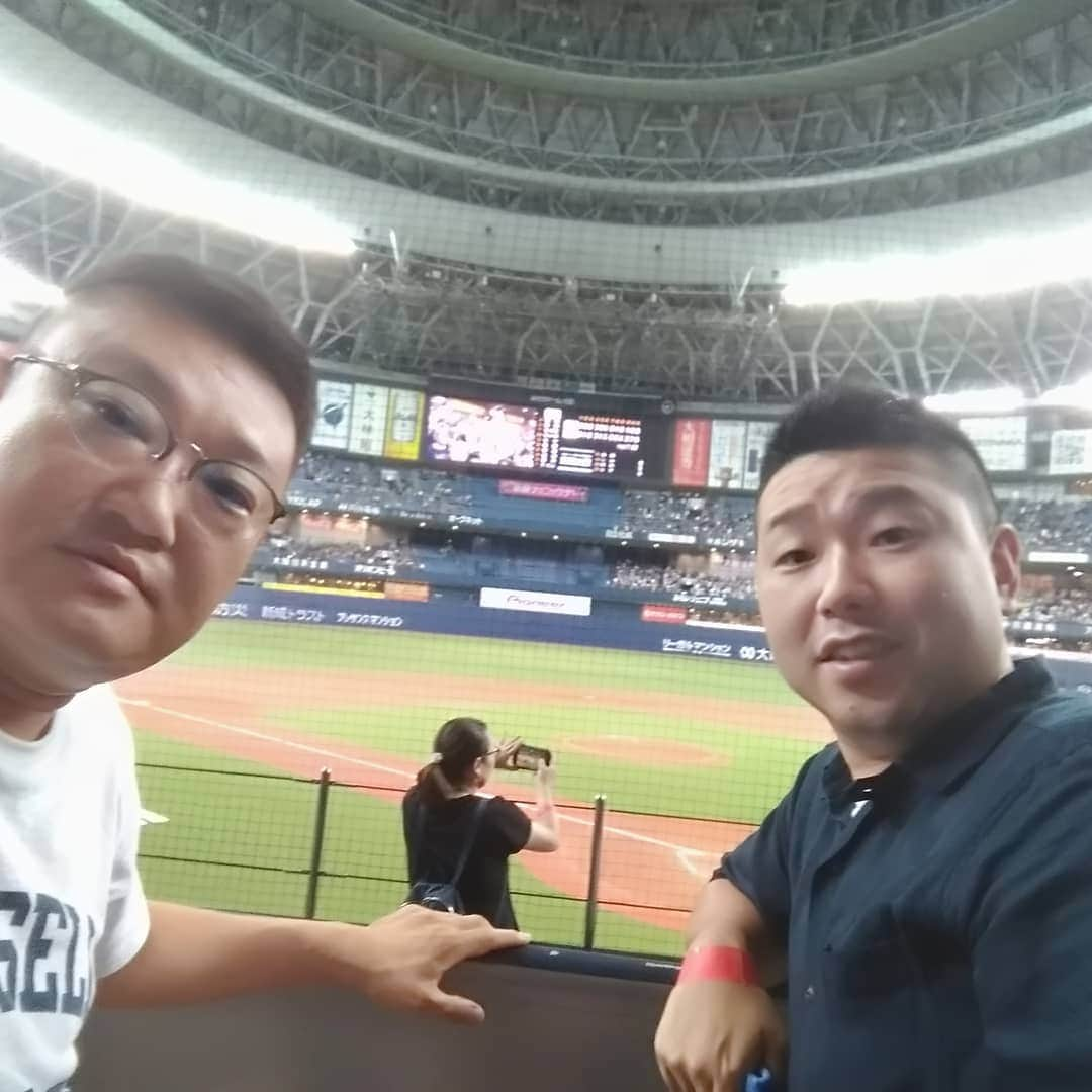 烏川耕一さんのインスタグラム写真 - (烏川耕一Instagram)「京セラドーム😁  バックネット裏３列目👍  めちゃくちゃええ席やがな😍  今日はこいつと昼から同じとこで髪切って、同じ髪型で野球観戦😅  恋人か❗😱」8月16日 20時43分 - kouichiukawa