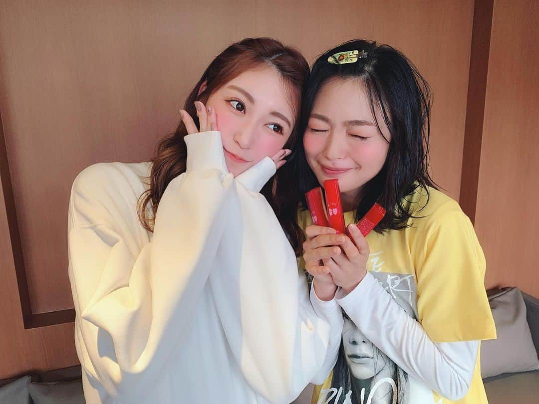 北原里英さんのインスタグラム写真 - (北原里英Instagram)「アカリンお誕生日おめでと👏🏻💓🌈✨ 自分の好きなものやりたいことで 道を切り開いていく姿は本当にかっこよくて尊敬してる！ 卒業間近に仲良くなれたのも 本当に嬉しかったな🥰💞 これからも応援してるよ〜〜〜 そしてアカリンのプロデュースしてる  #アカリップ はほんまに最強です🥺👏🏻💋 ベージュのやつ大好きすぎて！ このshiroのジンジャーリップと使っております 天才やなあ😭👏🏻💓✨ . . #bidol #リップ #shiro @bidol_official @shiro_japan」8月16日 20時35分 - rie_kitahara_3