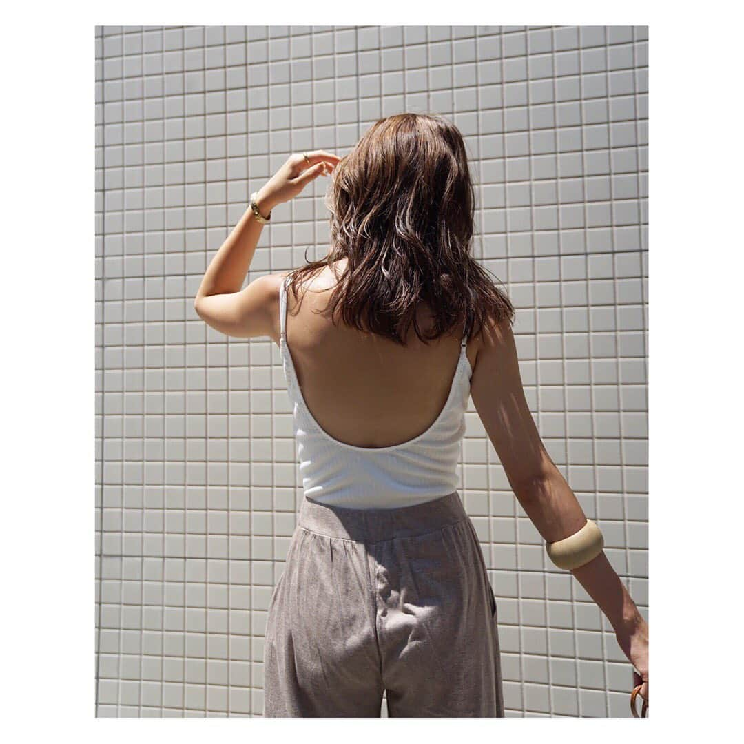 ETRÉ TOKYO ストアさんのインスタグラム写真 - (ETRÉ TOKYO ストアInstagram)「@etretokyo﻿ ﻿ Staff：ルクア大阪店﻿ Kazuha 155㎝ 【 @_z.u_ 】﻿ ﻿ 《  NEW ARRIVAL 》﻿ ﻿ ONLINE STORE  8/15〜﻿ ルミネ 新宿店  8/16〜﻿ ルクア 大阪店  先行販売中﻿ ﻿ #バックオープンUネックキャミソール﻿ ￥12,000 + TAX﻿ 着用：WHITE﻿ ﻿ #カットイージーパンツ ﻿ ￥11,000 + TAX ﻿ 着用：BEIGE﻿ ﻿ ETRE TOKYOのインナーの中でも人気を誇る﻿ バックオープンシリーズ。﻿ 今回は上質なフィット感に加えてアジャスター付きでお好きなサイズ感でお召し頂けるようになりました。﻿ インナーのモタつきにお困りの方やバックにデザインのあるトップス、ワンピースを綺麗に着たい方には﻿ 一度お試し頂きたいアイテムです。﻿ ﻿ #etretokyo#etre#fashion#ootd#outfit#coordinate#mineby3mootd#casual#etretokyoshinjuku #etretokyoosaka﻿ #エトレ#エトレトウキョウ#コーディネート #シンプル#シンプルコーデ #大人コーデ#大人カジュアル #LUCUA#ルミネ新宿」8月16日 20時36分 - etretokyo_store