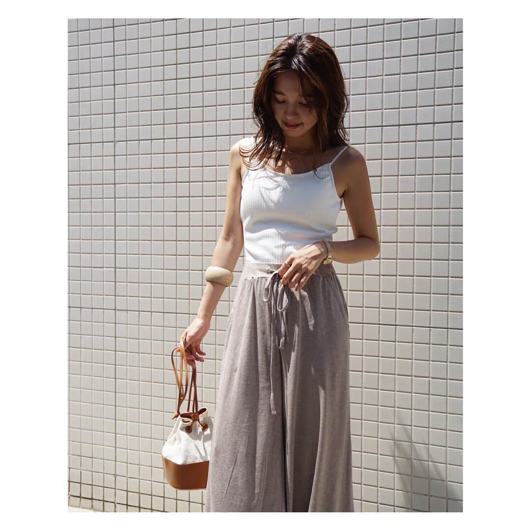 ETRÉ TOKYO ストアさんのインスタグラム写真 - (ETRÉ TOKYO ストアInstagram)「@etretokyo﻿ ﻿ Staff：ルクア大阪店﻿ Kazuha 155㎝ 【 @_z.u_ 】﻿ ﻿ 《  NEW ARRIVAL 》﻿ ﻿ ONLINE STORE  8/15〜﻿ ルミネ 新宿店  8/16〜﻿ ルクア 大阪店  先行販売中﻿ ﻿ #バックオープンUネックキャミソール﻿ ￥12,000 + TAX﻿ 着用：WHITE﻿ ﻿ #カットイージーパンツ ﻿ ￥11,000 + TAX ﻿ 着用：BEIGE﻿ ﻿ ETRE TOKYOのインナーの中でも人気を誇る﻿ バックオープンシリーズ。﻿ 今回は上質なフィット感に加えてアジャスター付きでお好きなサイズ感でお召し頂けるようになりました。﻿ インナーのモタつきにお困りの方やバックにデザインのあるトップス、ワンピースを綺麗に着たい方には﻿ 一度お試し頂きたいアイテムです。﻿ ﻿ #etretokyo#etre#fashion#ootd#outfit#coordinate#mineby3mootd#casual#etretokyoshinjuku #etretokyoosaka﻿ #エトレ#エトレトウキョウ#コーディネート #シンプル#シンプルコーデ #大人コーデ#大人カジュアル #LUCUA#ルミネ新宿」8月16日 20時36分 - etretokyo_store