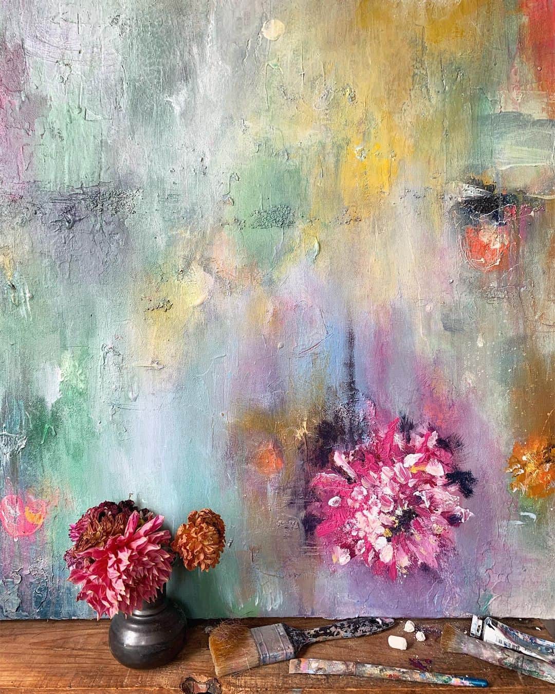 Tea and sittingのインスタグラム：「I think this painting is being inspired not only by the rainy, steamy dahlia window, but also my recent, albeit tentative, forays into looking underwater... I love it when I’m able to let the abstract, unthinking first layers combine with what I’ve seen or experienced lead the way...」