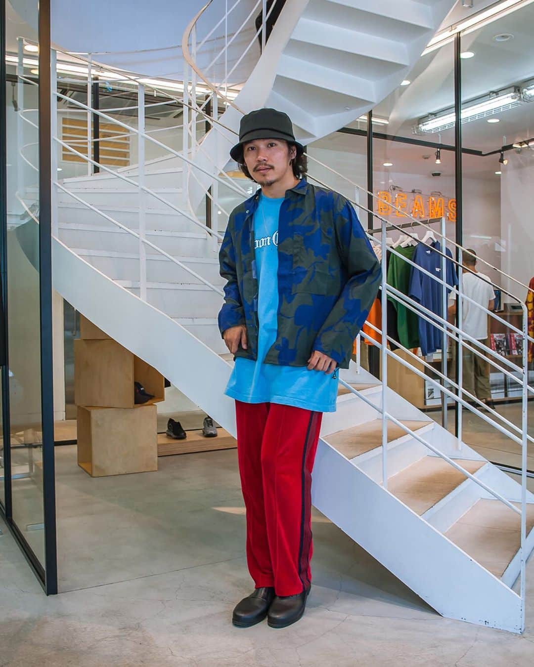 のインスタグラム：「… HARAJUKU BEAMS STAFF SNAP PHOTOGRAPHY: TSUBASA YANASE ・ 今季のトレンドを体現している「ビームス 原宿」のスタッフスナップ企画。 着こなし、サイズバランス、スタッフそれぞれの拘りを発信します。 https://www.beams.co.jp/special/harajuku/news/2019/08/934/  @photobybenz  @shiiiihahaha  #HARAJUKU＿BEAMS #beams #ビームス #原宿 #staffsnap #snap #スナップ」