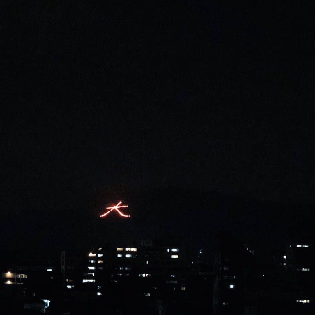 のインスタグラム：「In Kyoto, for the Obon festival every year, five characters are lit ablaze in the side of surrounding mountains to honor our ancestors. 京都は五山の送り火でした。 #ippodotea #gozannookuribi #kyoto #obon #五山の送り火」