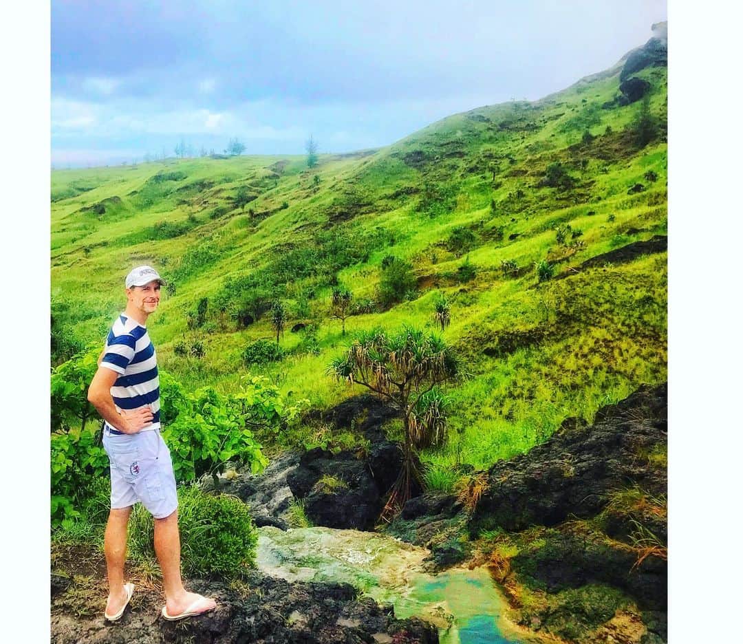 アンミカさんのインスタグラム写真 - (アンミカInstagram)「自然が織りなす風景が、一番の芸術だとつくづく感じる。。🌎 地球は美しい✨ 旦那様の @theodoremillertokyo  がいる場所は、何100万年前に海から浮き上がった、火山と珊瑚🌋 。 #早く家に帰って可愛い植木達に会いたくなった🌴 #昔から木や花をずっとみてて飽きない子供でした🌱 #一つとして同じ形のない海の波や波紋もずっとみていられる🌊 #時間が経つのを忘れて自然の織りなす音にも耳を傾けて深呼吸🍀 #夫婦旅 #地球 #自然 #vacation @theodoremillertokyo」8月16日 20時42分 - ahnmikaofficial