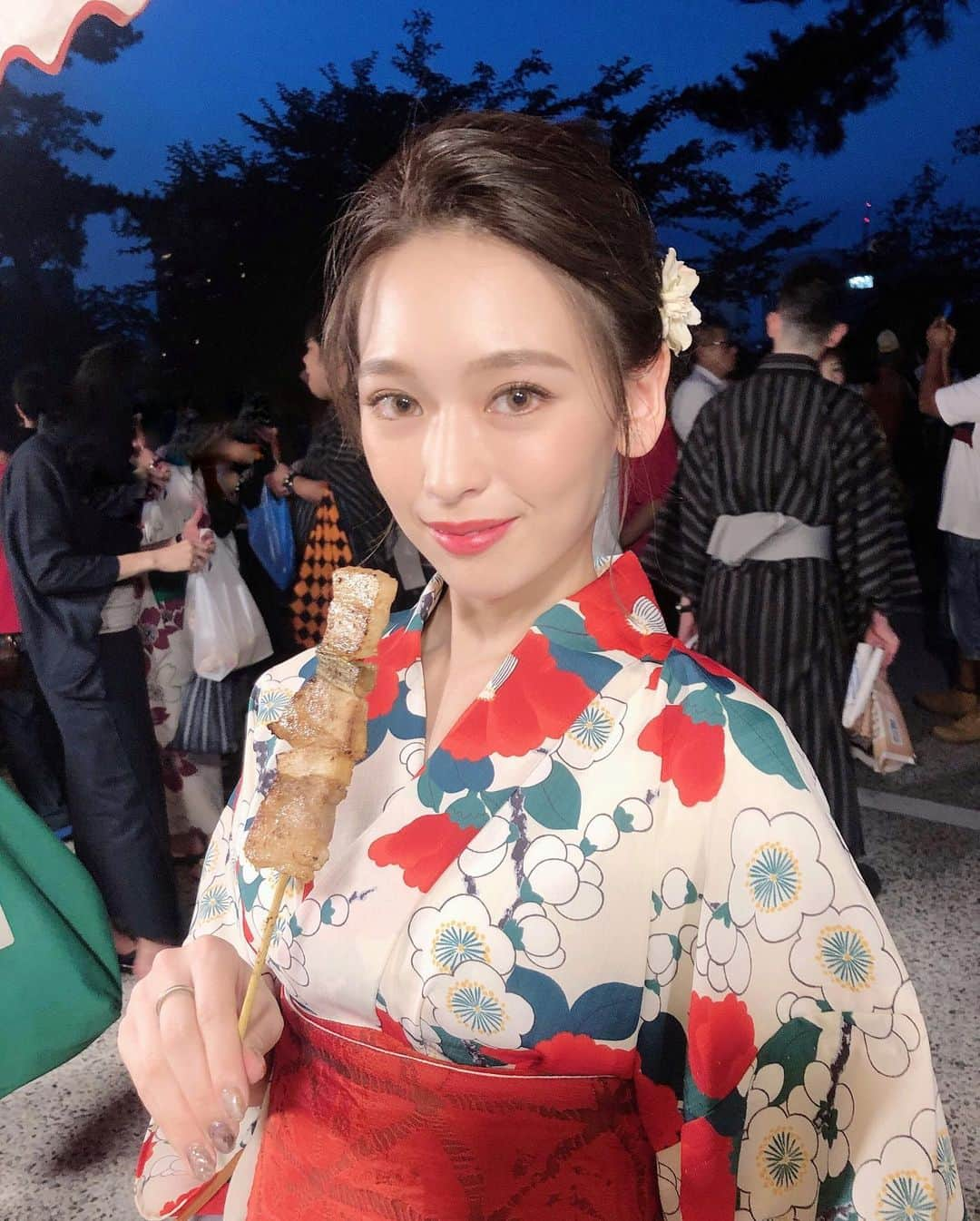 古川貴絵さんのインスタグラム写真 - (古川貴絵Instagram)「祭では串を必ず食べてるな♡ 笑ってる写真あるよ ２枚目見てね (◞‸◟)」8月16日 20時47分 - _kiegram