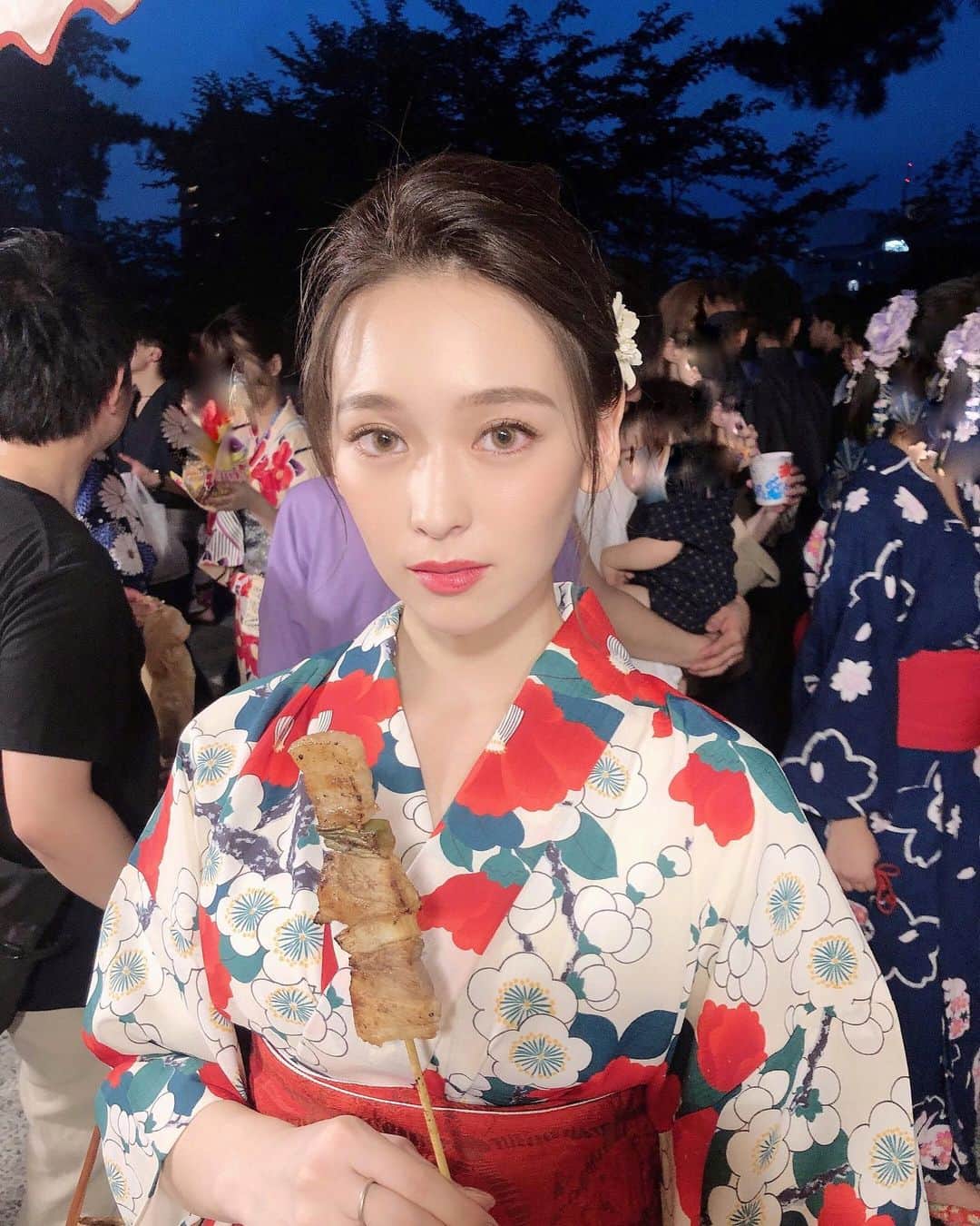古川貴絵さんのインスタグラム写真 - (古川貴絵Instagram)「祭では串を必ず食べてるな♡ 笑ってる写真あるよ ２枚目見てね (◞‸◟)」8月16日 20時47分 - _kiegram