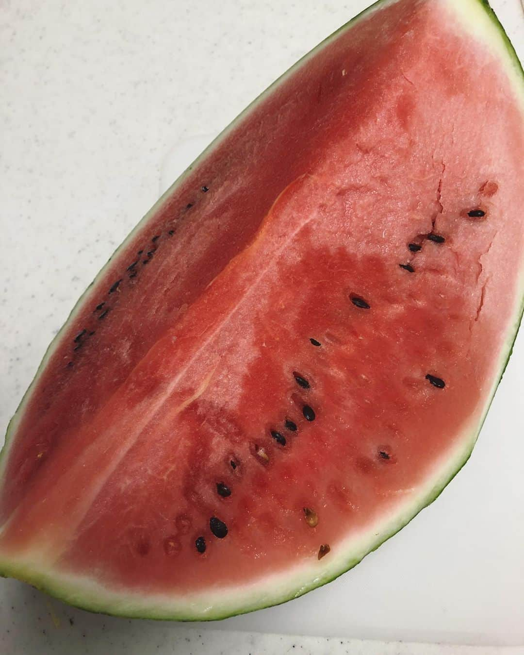 石川亜沙美さんのインスタグラム写真 - (石川亜沙美Instagram)「西瓜🍉 ・ ママ友から いただいた 立派なスイカ🍉 ・ 🤤甘くてジューシー ほんと美味しい💕 ・ 幸せをわけてくれて いつもありがとう🙏✨ ・ ・ #スイカ #西瓜 #大好物 #2019 #夏 #🍉」8月16日 20時48分 - asamiishikawa1016