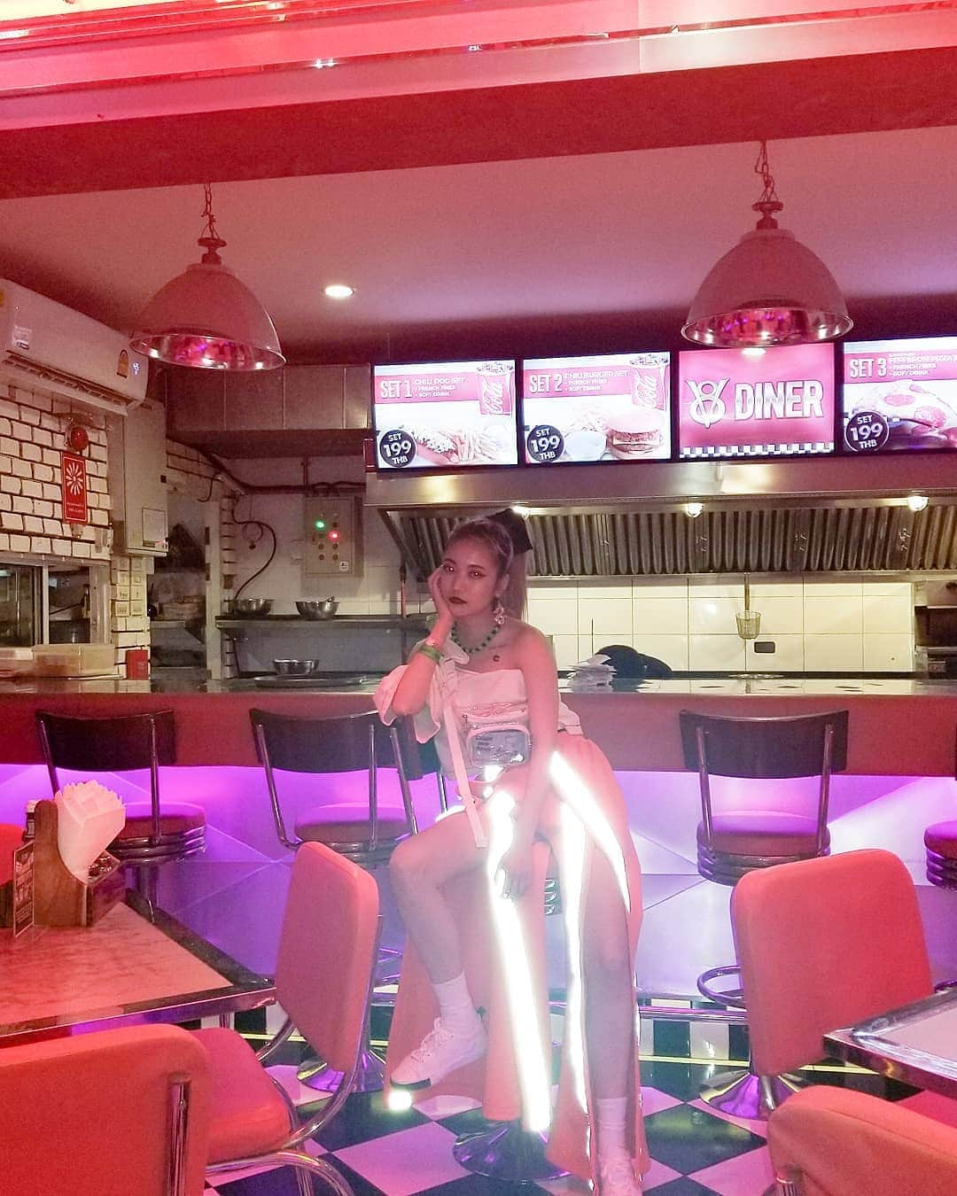 小林レイミさんのインスタグラム写真 - (小林レイミInstagram)「Bangkok diner🍟🍔🍜❤️💖 #diner #humberger #pink #reflection #reflect #kawaii #restaurant #fashiondoll #bangkok #bomb #swagg #l4l #colorfulday #カワイイ #ピンク」8月16日 20時49分 - _reimi._____