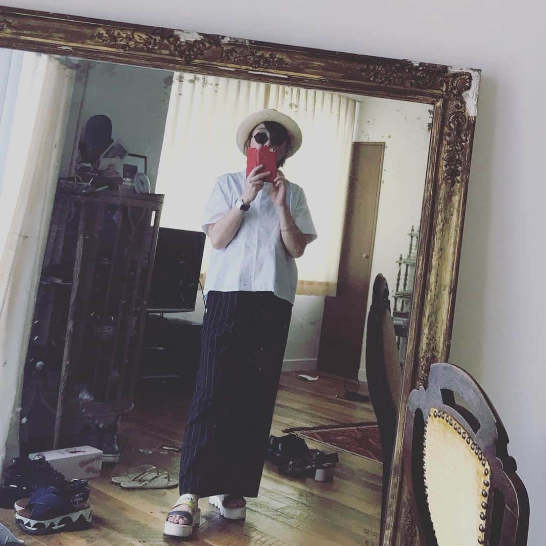 二ノ宮知子さんのインスタグラム写真 - (二ノ宮知子Instagram)「今日は朝から東京。打ち合わせへ。 久々にズボンを履いたので新鮮な気持ちで写真を撮ったのにスカートにみえるだけだった。」8月16日 20時49分 - tomokoninomiyaa
