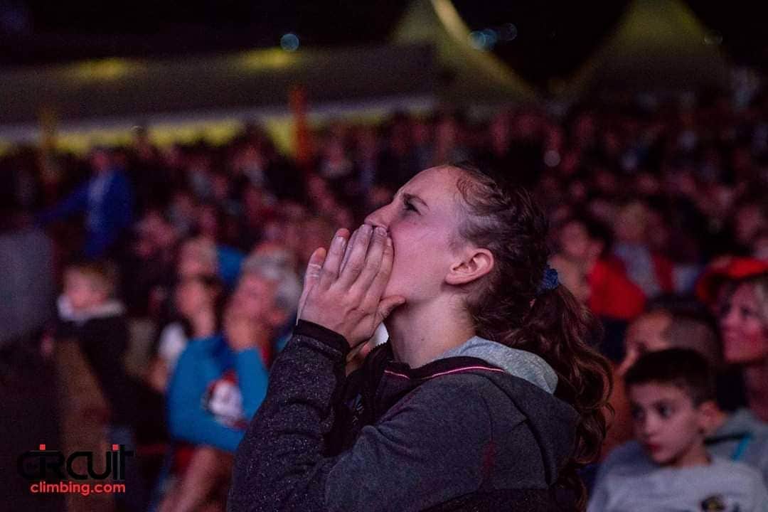ハンナ・シューベルトのインスタグラム：「#tb to cheering on my brother @jakob.schubert climbing to a silver medal at the worldcup in Chamonix last year.  It's hard not to be in Tokyo at the world championships right now. Not only because I'd love to compete but I miss cheering on my brother, teammates and friends and watch all the action live. Sitting at home in front of the livestream is just not the same🤷‍♀️ Missing the atmosphere and vibe while sitting in the crowd and screaming my lungs out - it's special😅🙈 But well in the mean time I'm training hard here in Innsbruck to make sure I will be live on stage next time! For climbing AND cheering 😜 📸: @thecircuitclimbing」