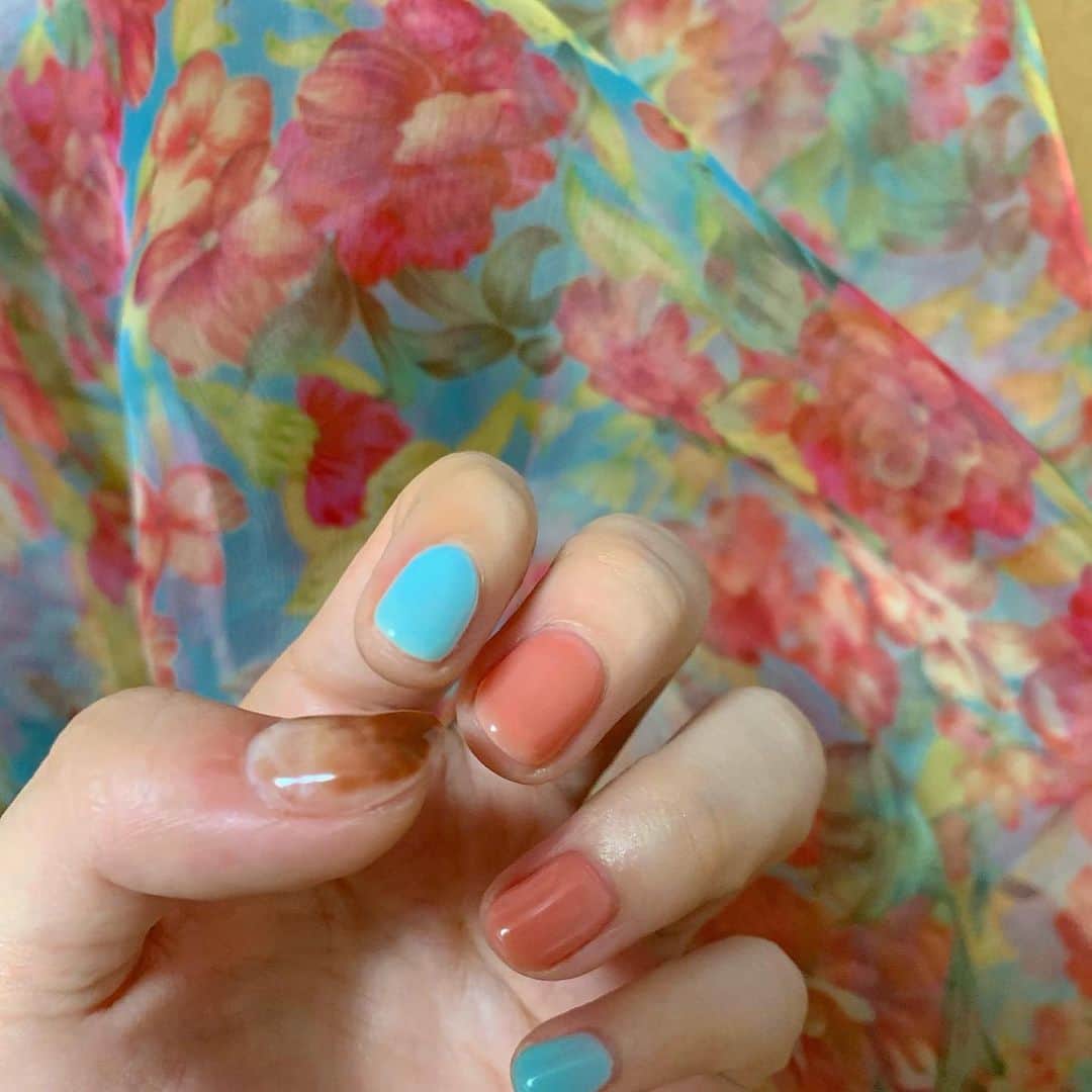 のインスタグラム：「ブラウスと﻿ ネイルのカラーがたまたま﻿ リンクした 🌸 💠 🌷﻿」