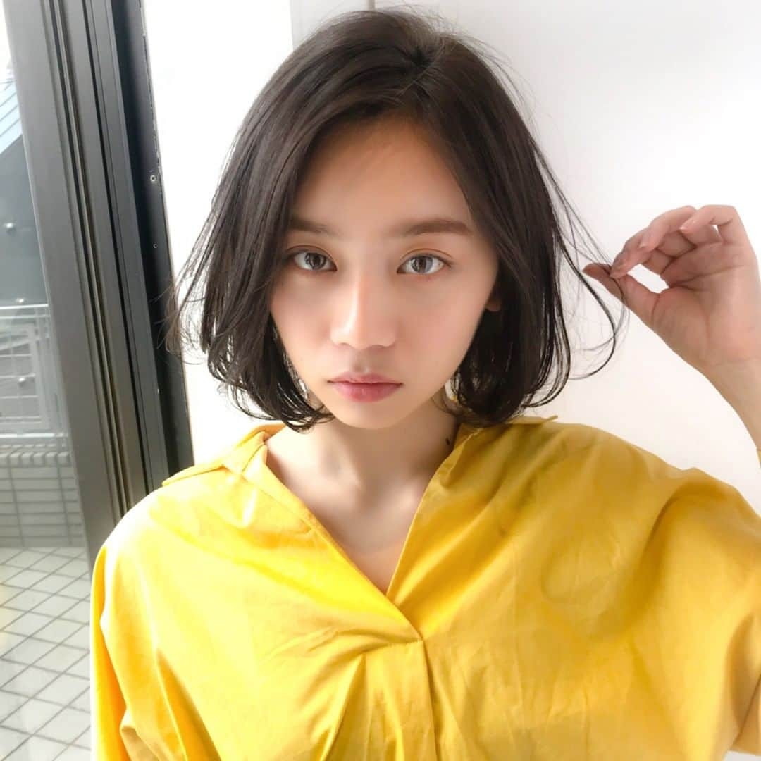 HAIRさんのインスタグラム写真 - (HAIRInstagram)「"小顔ヘアにするなら？" 毎週金曜日は、HAIR編集部が厳選したお悩み解決スタイルをお届けします💛 小顔効果満点♪おすすめスタイルをご紹介！ 「なりたいワタシ」を叶えてくれるスタイリストは必ずいるっ✨ . ------------------------------------------------ Styling by「新屋敷建伍」 @shinyashiki_0926 . 🌼MANOHARU🌼. 東京都渋谷区 神宮前4丁目15番4号 ☎03-6447-0613 定休日：月曜日 営業時間： 平日11:00〜21:00/土日・祝10:00〜19:00 ✂メニュー✂. カット7,020円～ ✂ひとこと✂. ショート・ボブスタイルが得意です！誰にでも愛されるお客様だけのヘアスタイルを一緒に考え、提案させていただきます。髪のお悩み、ご相談下さい。 ------------------------------------------------ ☑もっと!このスタイリストの他の写真を見たい人は、 ストーリーをチェック✨ ------------------------------------------------ #表参道ヘアサロン #表参道美容室 #小顔カット #ボブヘア #ボブ #ボブカット #ショートボブ #ボブヘアー #ヘアスタイル #ヘアカタログ #ヘアカラー #ヘアスタイリング #髪型 #美容室 #髮型屋 #髮型設計 #发型 #短髮 #日系髮型 #女生髮型 #女生短髮 #bob #염색 #헤어 #보브컷 #ทรงผม #haircolor #hairstyle #hair #instagood」8月16日 21時01分 - hair.cm