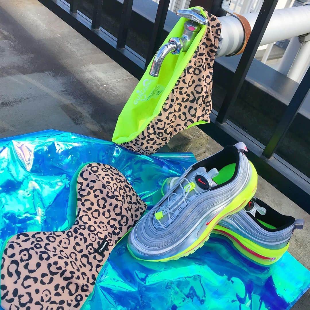 のインスタグラム：「. GUACAMOLEレオパード柄の水着と、 シルバー×ネオンイエローのair MAX 97で この夏目立てること間違いなし🔥🌞🌴🌺✨ #atmos#atmostokyo#atmospink#sneaker #アトモス#アトモスピンク#スニーカー#スニーカー女子 #スニーカーコーデ#atmoscoffee#PEZ#アトモスコーヒー」