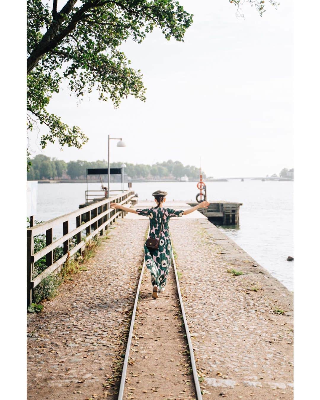 GENTAのインスタグラム：「🇫🇮 #marimekko ヘルシンキのロンナ島にて この島は少し前まで軍隊の島だったそうですが、今はオシャレなレストランの島になっていました。 軍隊の島だった頃の名残で物資運搬用の線路が残されています。 島を一周しよう！と出かけたら5分もかからず元の場所へ。全長150mの島でした🏝 #finnair #feelfinnair #reasonstofly #sponsored」