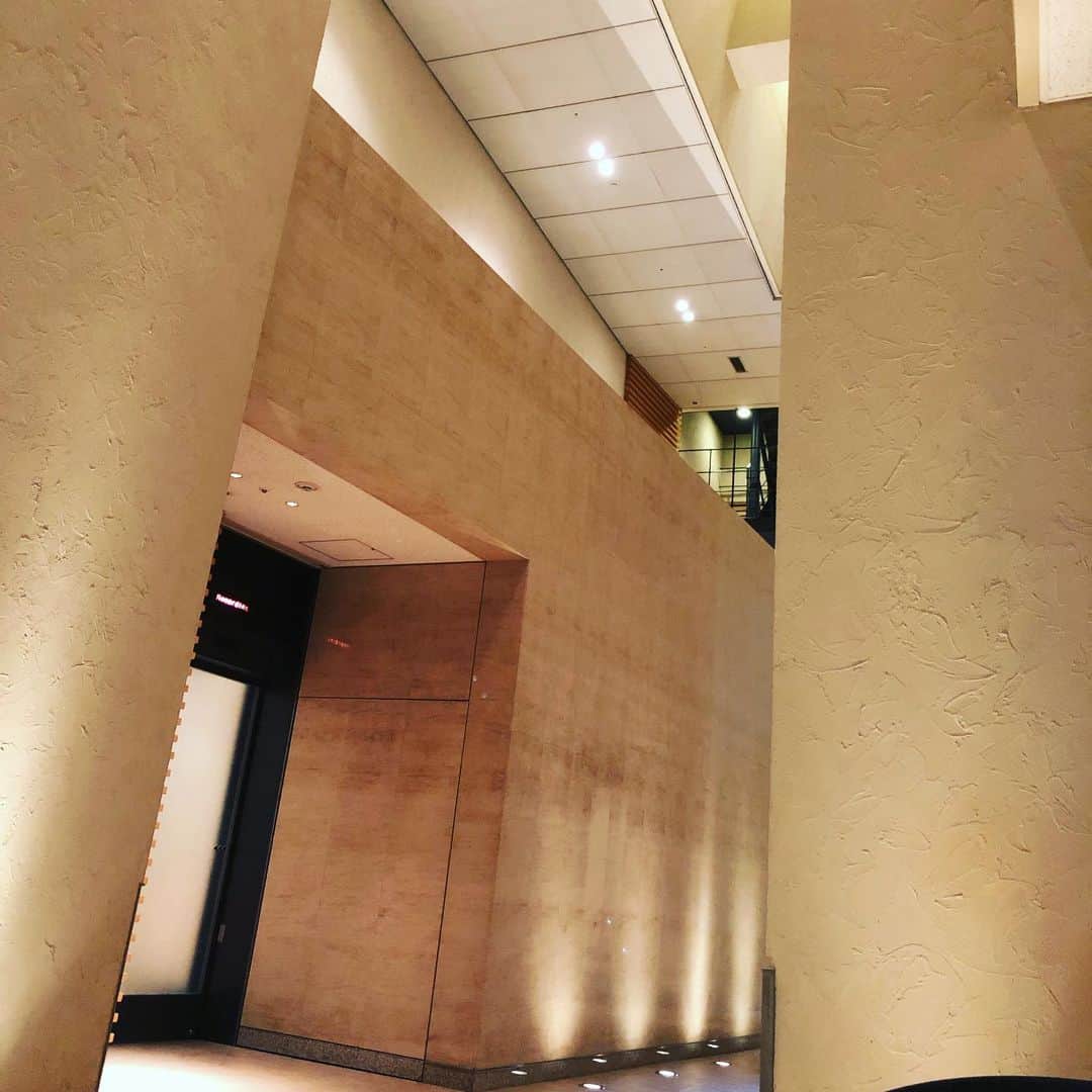 上杉洋史のインスタグラム：「This is the third time I've come to this studio, and this is the first time I've used this studio as an arranger. When I came to this studio for the first time, I had just a meeting at the lobby, didn't do any recordings here. The second time, I played the piano, didn't arrange the song. Today we had a big horn section (seven players) and a double string quartet (eight players) recording. #recording #hornsection #stringsection」