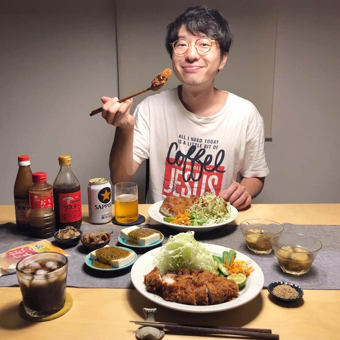 みわこさんのインスタグラム写真 - (みわこInstagram)「＊ きょうも1日おつかれさま☻ . ・厚切りとんかつ ・焼き茄子のお澄まし ・炒めごぼうのごま和え ・コチュジャンめかぶの冷奴 . のろのろなかなか進まず、雨も風もすごかった台風10号。 築年数の古い可否庵＋焙煎室も何ごともなく無事、 カフェの大きなガラス窓も割れずに無事で、ほっ🤓😌💭 . 阿波おどりが始まる前「終わったら何食べたい？」って めがねくんに聞いたら、「とんかつ！」とのことで、 今夜はリクエストの通りに分厚いとんかつを揚げました。 . オーバッシュパンの耳を粗くすりおろして 生パン粉にして、たっぷりまぶしてザクザクに。 最初は山椒塩＋すだち。後半はソースにすりごまを入れて。 めがねくんはご飯前、謎に早々にお風呂入ったなぁと思ったら 8時きっかりから千と千尋の神隠しが始まった笑 めっちゃ観る気まんまん…笑😂📺 . ご飯の後わたしはおはなし会の資料作りに取りかかります。 実はこうゆうのあまり作ったことないんだけど、 頭の中から書きたいことが次から次へと溢れてきて まとまらなさそう〜…笑😂✍️」8月16日 20時59分 - meganeandmiwa