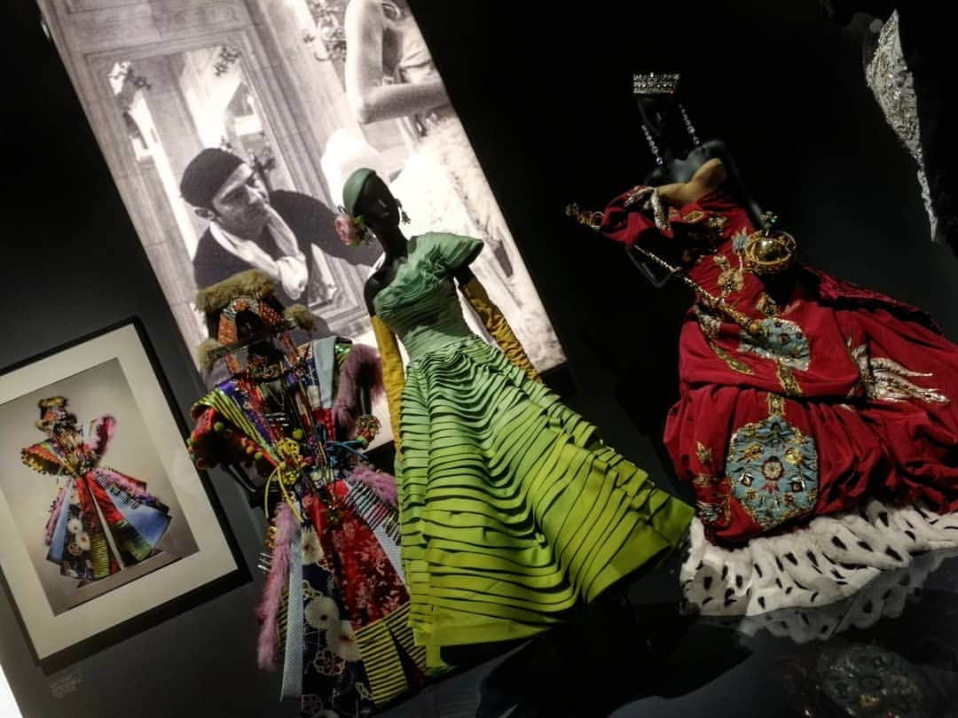 桐島瑞希さんのインスタグラム写真 - (桐島瑞希Instagram)「V&AでやってるDior展行って来ました✨pic1がディオールさんだよ🤭 ドレスいっぱい💞目の保養〜🙄💕 #victriaandalbertmuseum #v&a #museum #dior #ディオール #dress #オートクチュール」8月16日 20時59分 - mizkirisiii