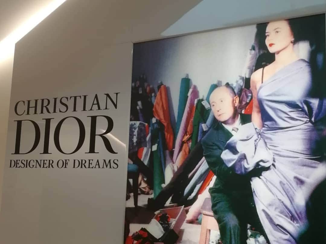 のインスタグラム：「V&AでやってるDior展行って来ました✨pic1がディオールさんだよ🤭 ドレスいっぱい💞目の保養〜🙄💕 #victriaandalbertmuseum #v&a #museum #dior #ディオール #dress #オートクチュール」