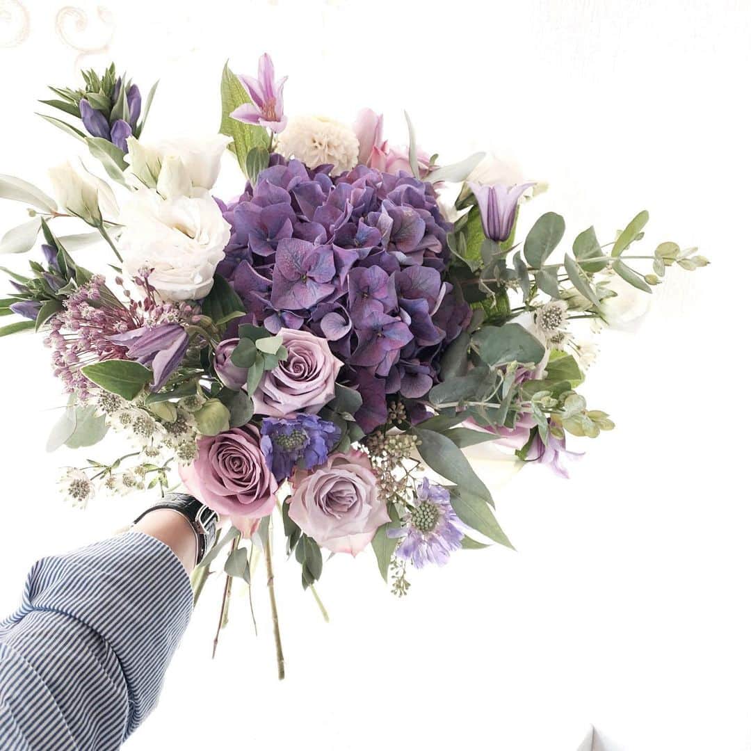 Florist.janeさんのインスタグラム写真 - (Florist.janeInstagram)「오늘 나간 #블스꽃다발 💜 보라보라가 인기 좋아요 💜 . . . . . . . . ☝🏻플라워레슨에 대한 자세한 정보는 프로필 상단에 있는 블로그  참고 후 문의주세요 💕 ✌🏻주문/클래스문의 - janejoung310 카카오톡 (레슨중에는 전화 상담이 어렵습니다. 카카오톡 주시면 빠르게 상담 도와드리겠습니다) . 👌🏻상품 문의시 원하시는 작품 캡쳐후 문의주시면 빠르게 답변도와드리겠습니다💕 . . . . . . . . . #블루밍스완 #플로리스트 #꽃배달 #꽃주문 #꽃집 #꽃선물 #선물추천 #일상 #여자친구선물 #플라워레슨 #꽃다발주문 #꽃다발추천 #꽃다발선물 #데일리 #학동역꽃집 #논현동꽃집 #강남꽃집 #고급꽃집 #flowers #florist #daily #bouquet #gift #flower #기업꽃다발 #행사꽃다발 #시상식꽃다발」8月16日 21時02分 - jane.florist