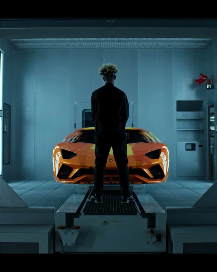 のインスタグラム：「Who said that perfection can’t be imperfect?  We invited a 19-year-old street artist named @skylergreystreetart to make our Lamborghini Aventador S unique with his art.  #Lamborghini #AventadorS #LamborghiniPaintShop #CreatedToCreate」