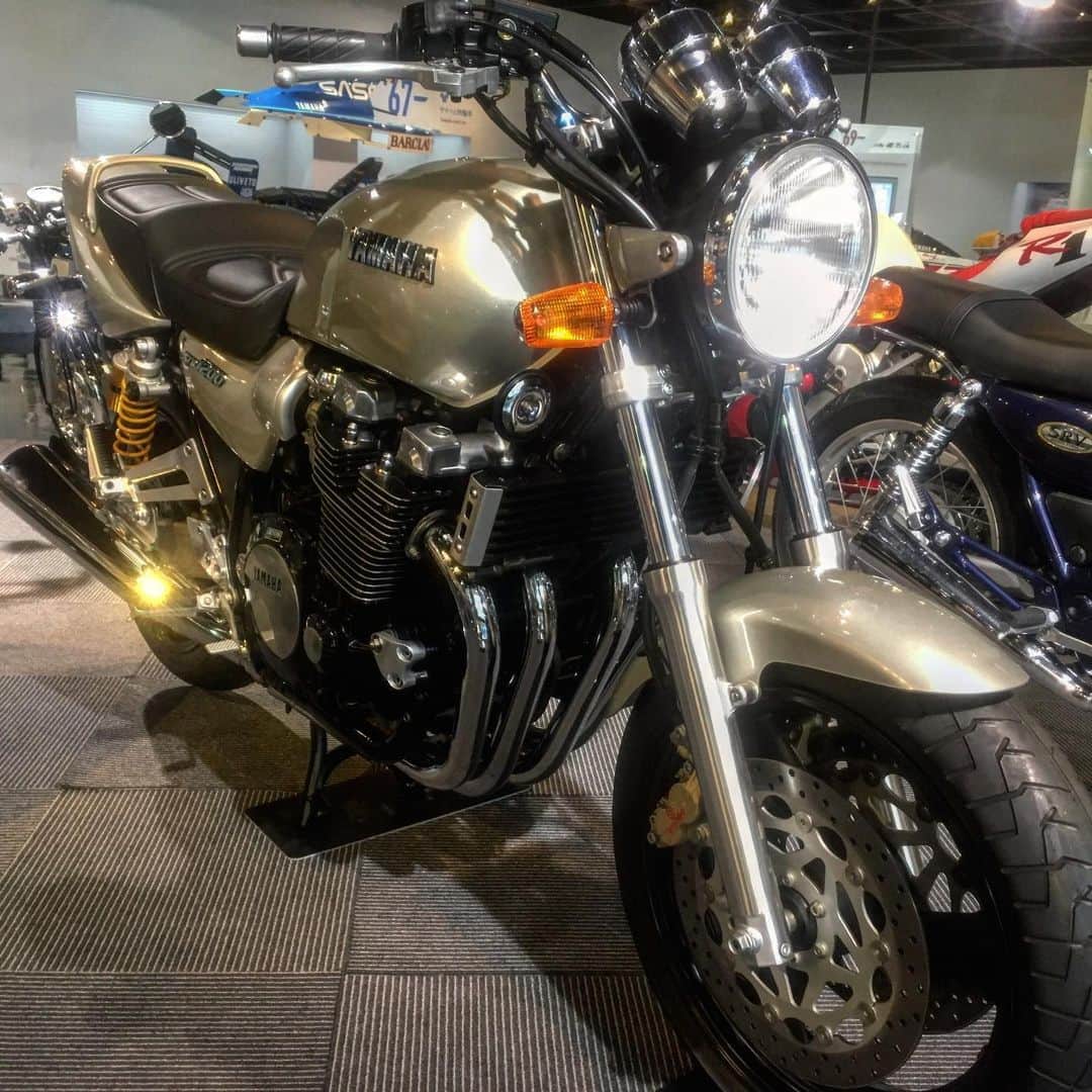 のインスタグラム：「＼正解発表／ヤマハバイクヒストリークイズ第7回への参加ありがとうございました！  さて、第7回クイズの正解は…XJR1200(1995年)でした！ . . ———————————————— カウリングを装着しないシンプルな“ネイキッド”スタイルの流行を捉え、1994年、その頂点に立つ最大排気量モデルとして新登場（展示モデルは95年式）。1,188cm³・空冷・並列4気筒エンジンの力強く扱いやすい低中速トルクと軽快な走行性、ヤマハらしい端正なスタイリングで高い人気を獲得した。'95年モデルは、制動性に優れたブレンボ製フロントブレーキキャリパー、乗り心地のよい新素材ワイラックス採用シートなどを装備。その人気を不動のものとした。 ———————————————— . . XJRシリーズは「ペケジェイアール（ペケジェイ）」という愛称でも呼ばれています🏍今回はコメントをくださった皆さま全員正解でした！お見事です✨中にはXJR1200が初めて乗ったバイクだった方、以前乗っていた方、今も乗ってくださっている方、さらに大排気量のXJR1300に乗っている方もいらっしゃいました！😆 それでは第8回をお楽しみに！  #ヤマハバイクヒストリークイズ #XJR1200 #ペケジェイ #ペケジェイアール #ペケジェー #大型バイク #1200cc #ヤマハ #ヤマハが美しい #ヤマハの歴史 #コミュニケーションプラザ #クラシックバイク #yamaha #yamahamotocycle #yamahaxjr #history #communicationplaza #classicbike #classicmotorcycle #instamoto」