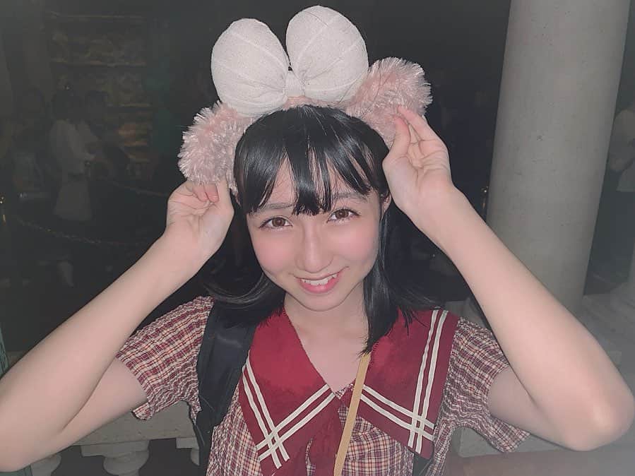 今村麻莉愛のインスタグラム：「. タワーオブテラーに並んでる時に撮った写真です🤗 ・ 笑顔で写ってるけど、絶叫系苦手なので心臓バクバクしてました笑 ・ タワーオブテラーの1番上に行く時にディズニー全体の景色が見える時があるんだけど、その時にちょうどパレードの花火が打ち上がってすっごく綺麗だったなぁ〜✨ ・ ・ #ディズニーシー  #タワーオブテラー  #タワーオブテラー怖すぎて震えが止まらなかった #hkt48  #今村麻莉愛」